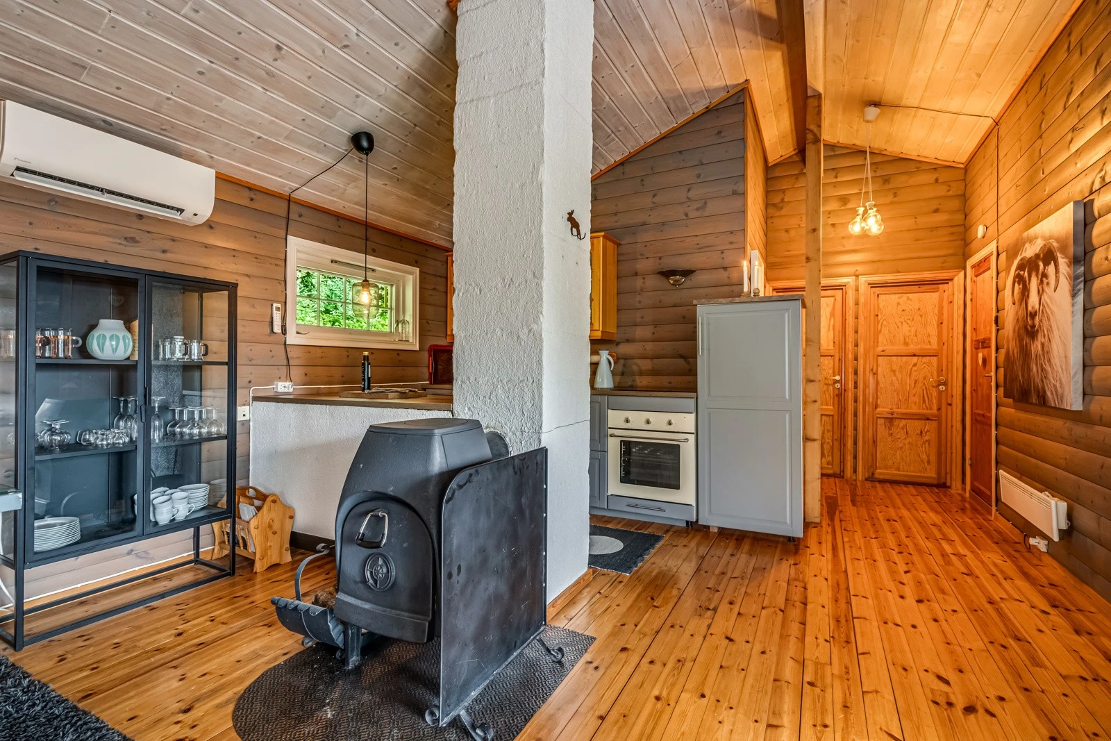 En deilig åpen løsning mellom stue og kjøkken. God takhøyde. Galleribilde