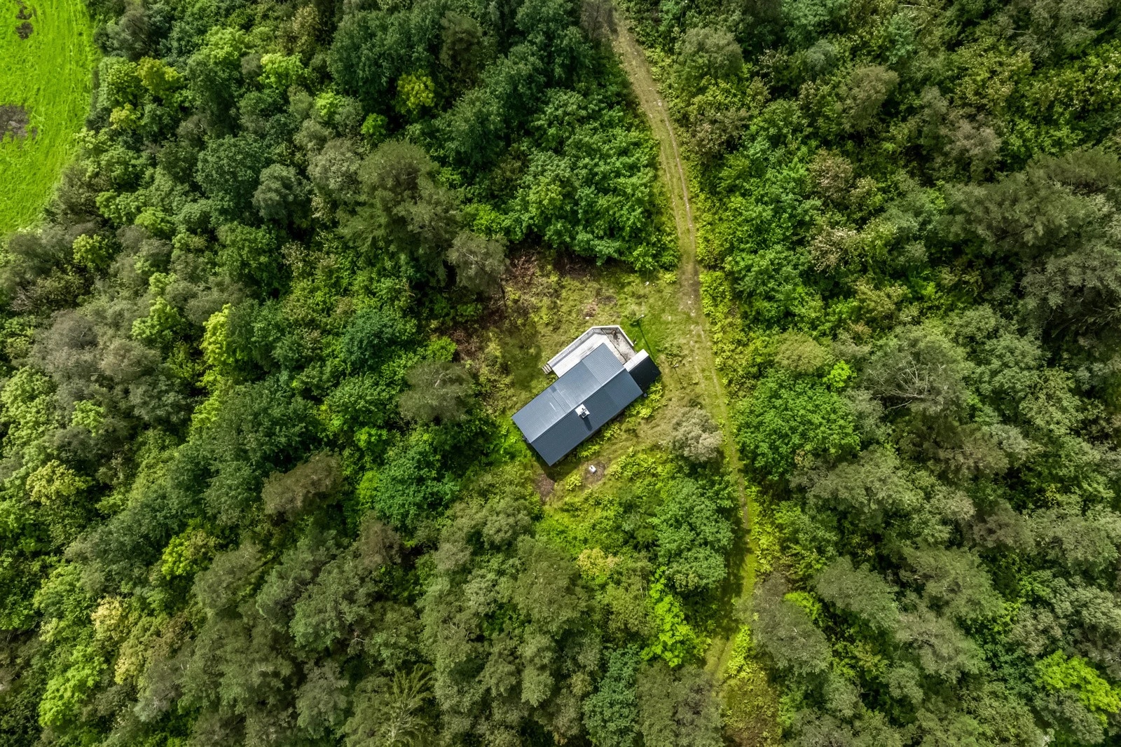 Svandalsvegen 99. Det er ca 200-250 meter å gå fra parkeringsplassen. Galleribilde