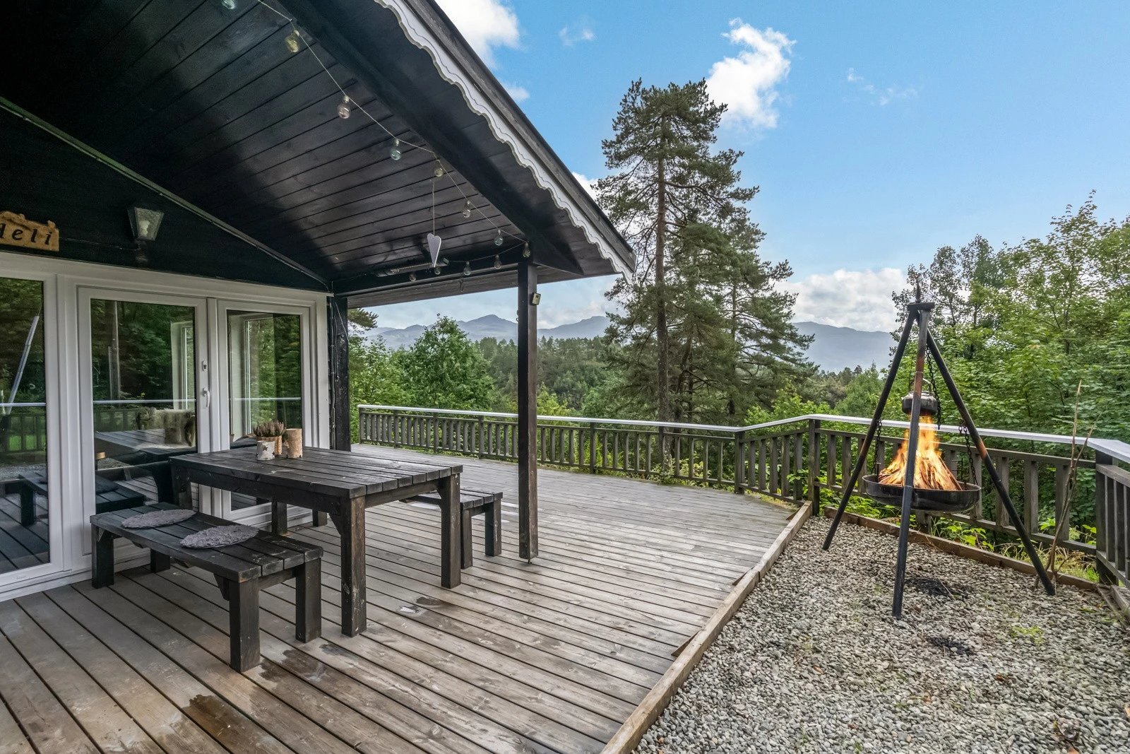 Ute har hytten en trivelig uteplass hvor en kan nyte de fine dagene. Galleribilde