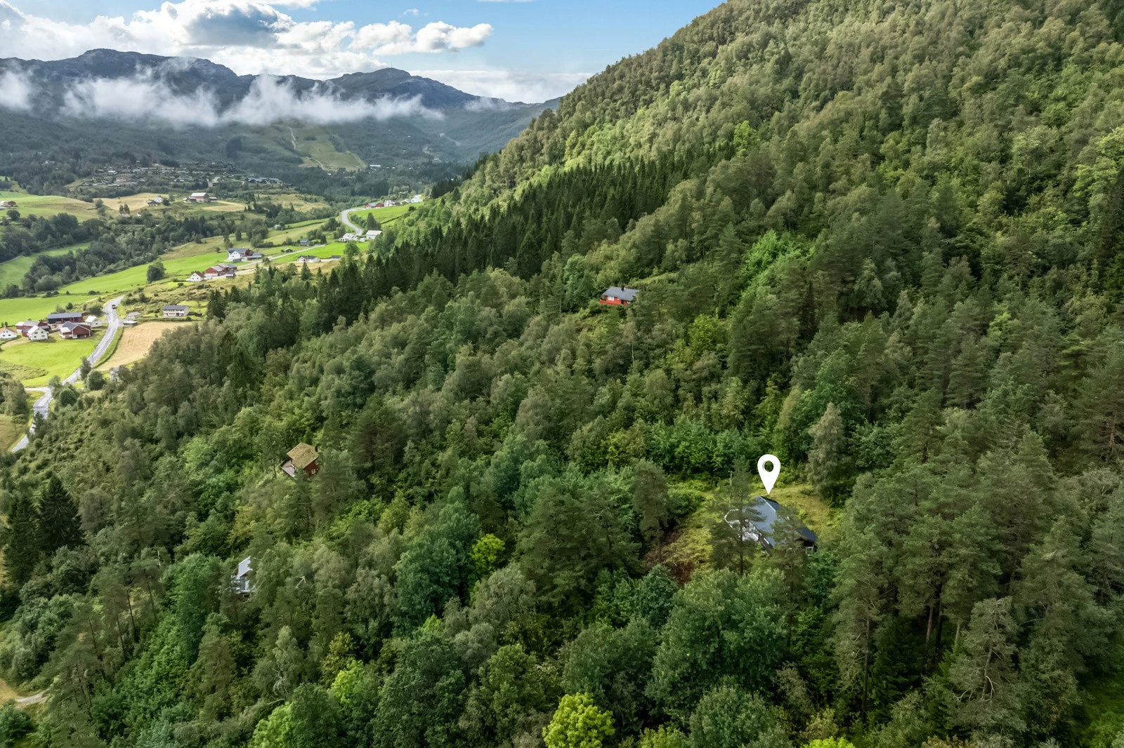 Fritidsboligen ligger fint til med naturskjønne omgivelser. Galleribilde