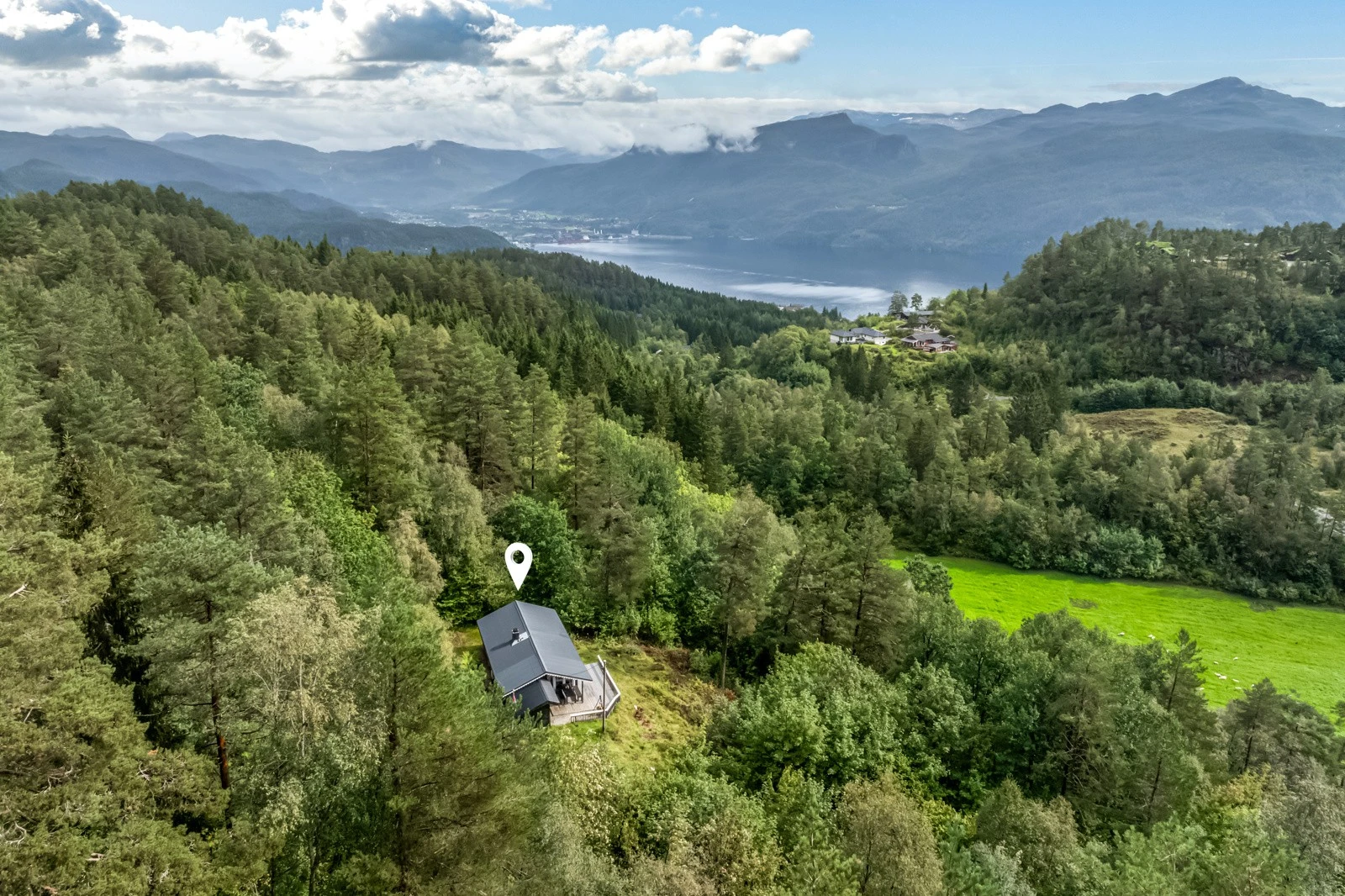 Fritidsboligen ligger fint til med naturskjønne omgivelser. Galleribilde