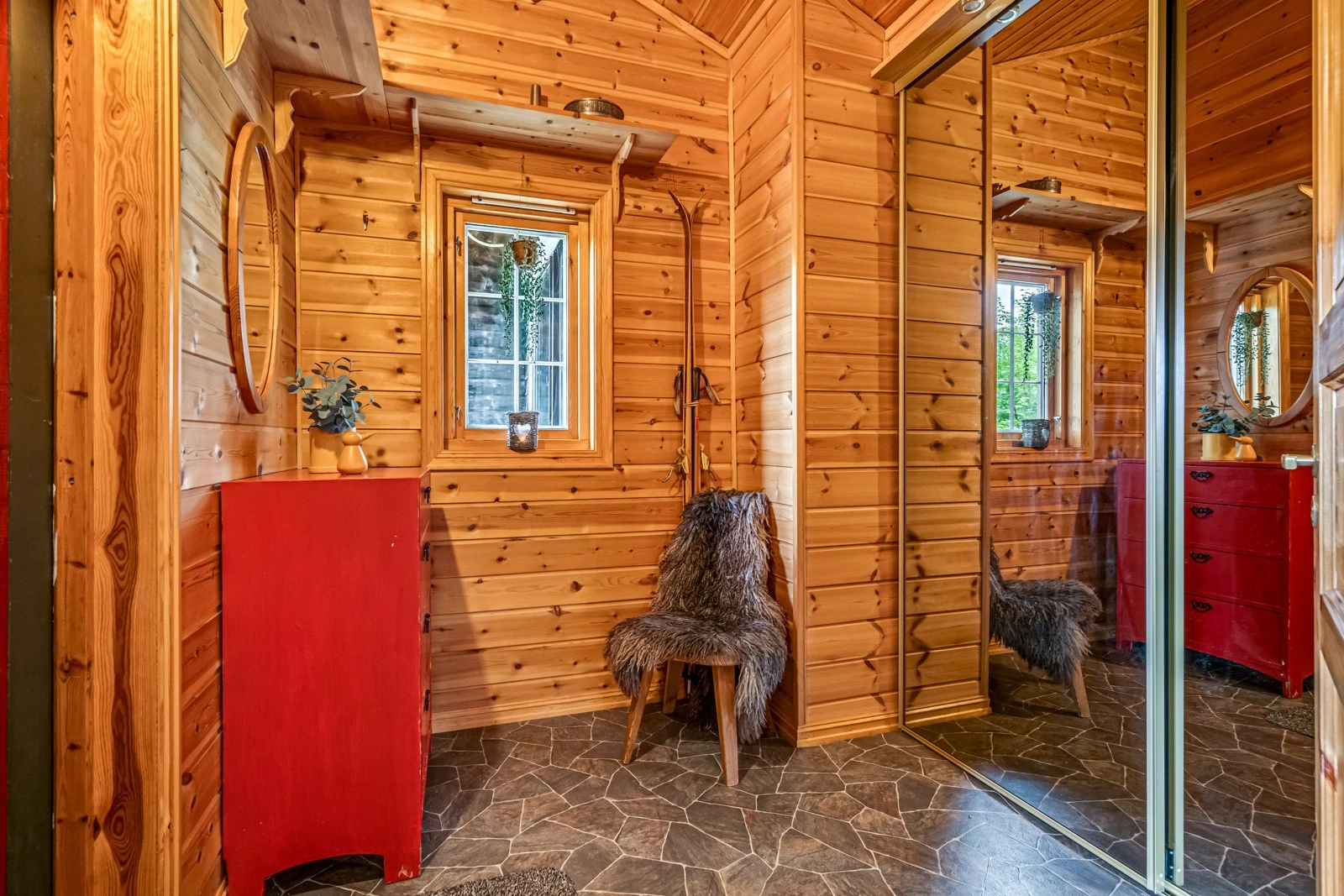 Velkommen inn, her har en gode muligheter til å henge fra seg yttertøy. Galleribilde