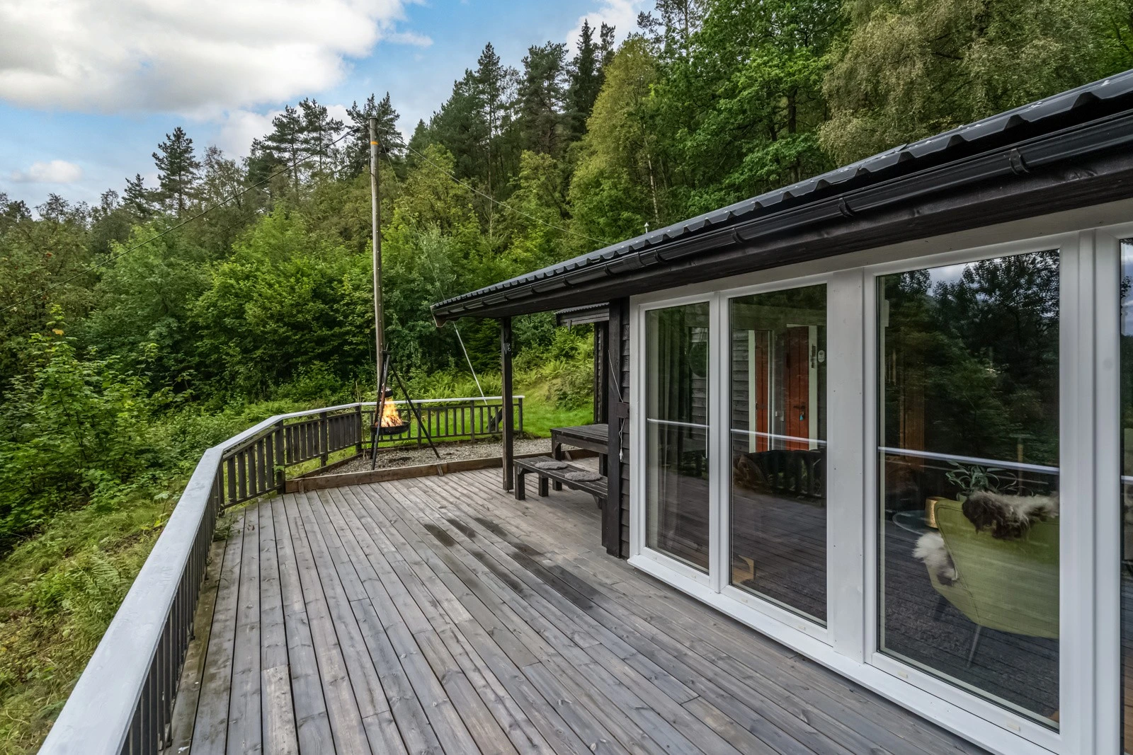 Flott uteplass med god plass til utemøbler. Galleribilde