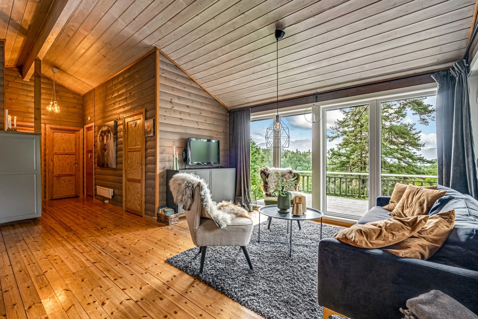 Romlig stue med god plass til både sittegruppe og spisegruppe. Galleribilde