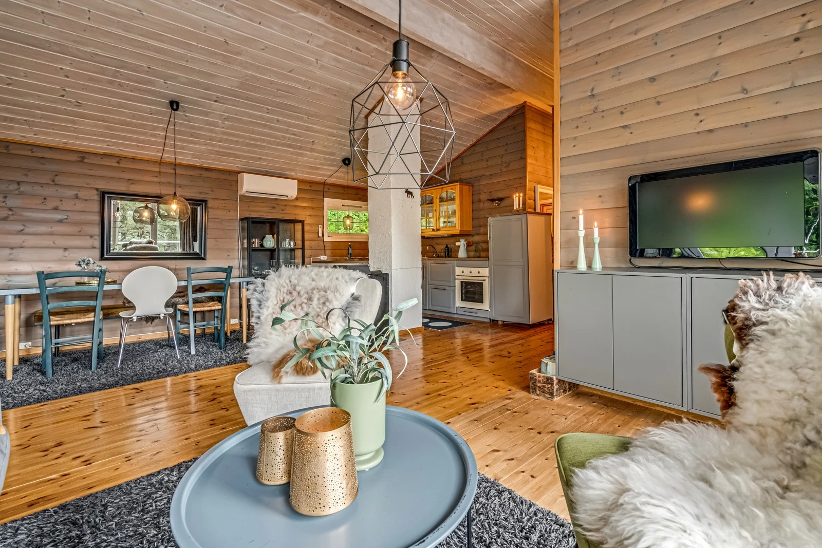 Åpen løsning til stue og kjøkken som gir en romslig følelse. Galleribilde