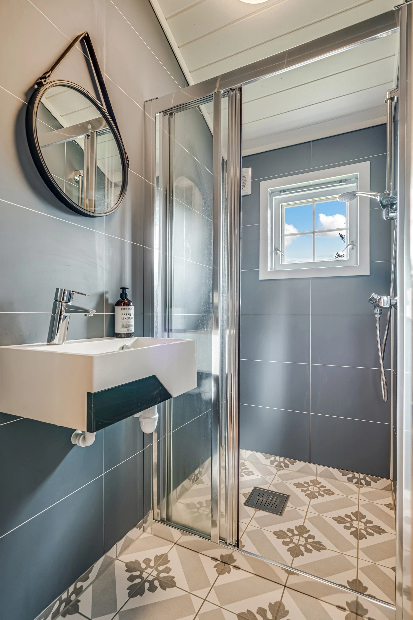 Baderom med vask og dusj. Galleribilde