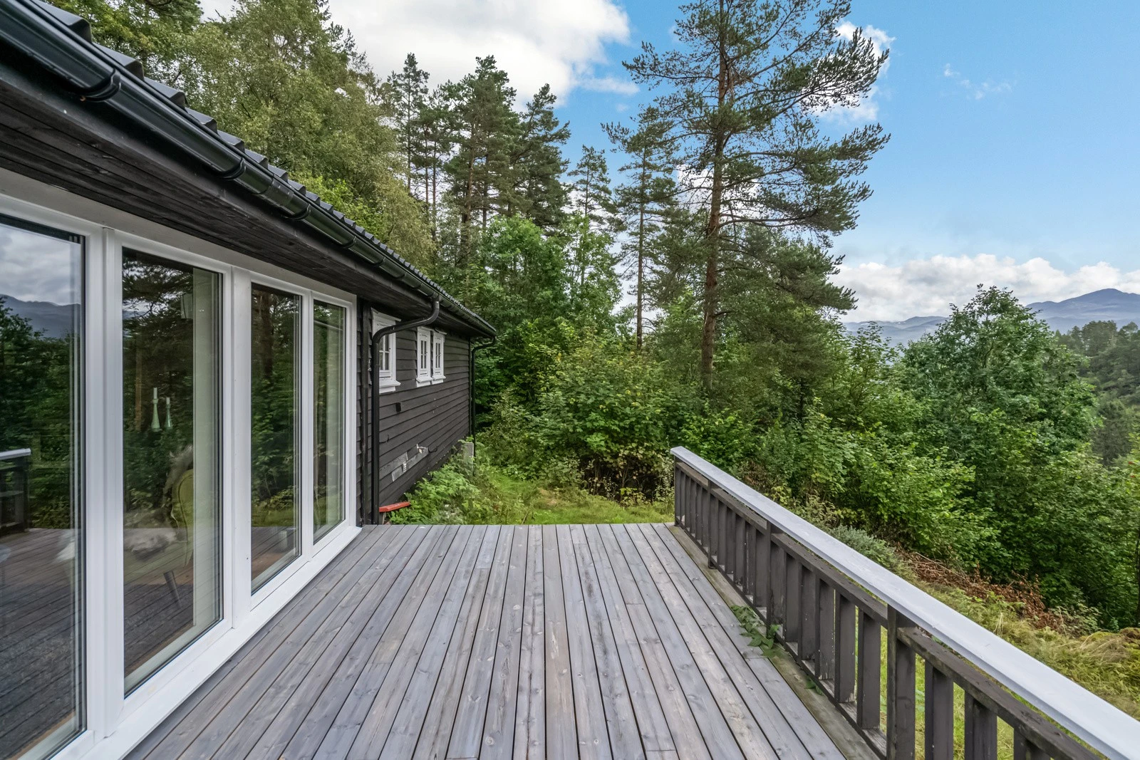 Romslig terrasse. Galleribilde