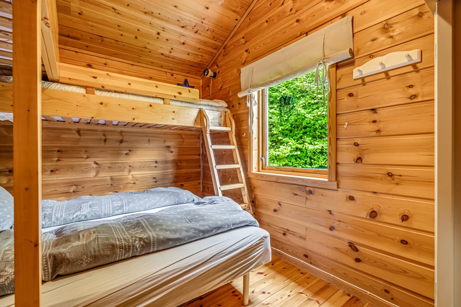 Soverom nummer 3. Det er 8 sengeplasser i hytten. Galleribilde