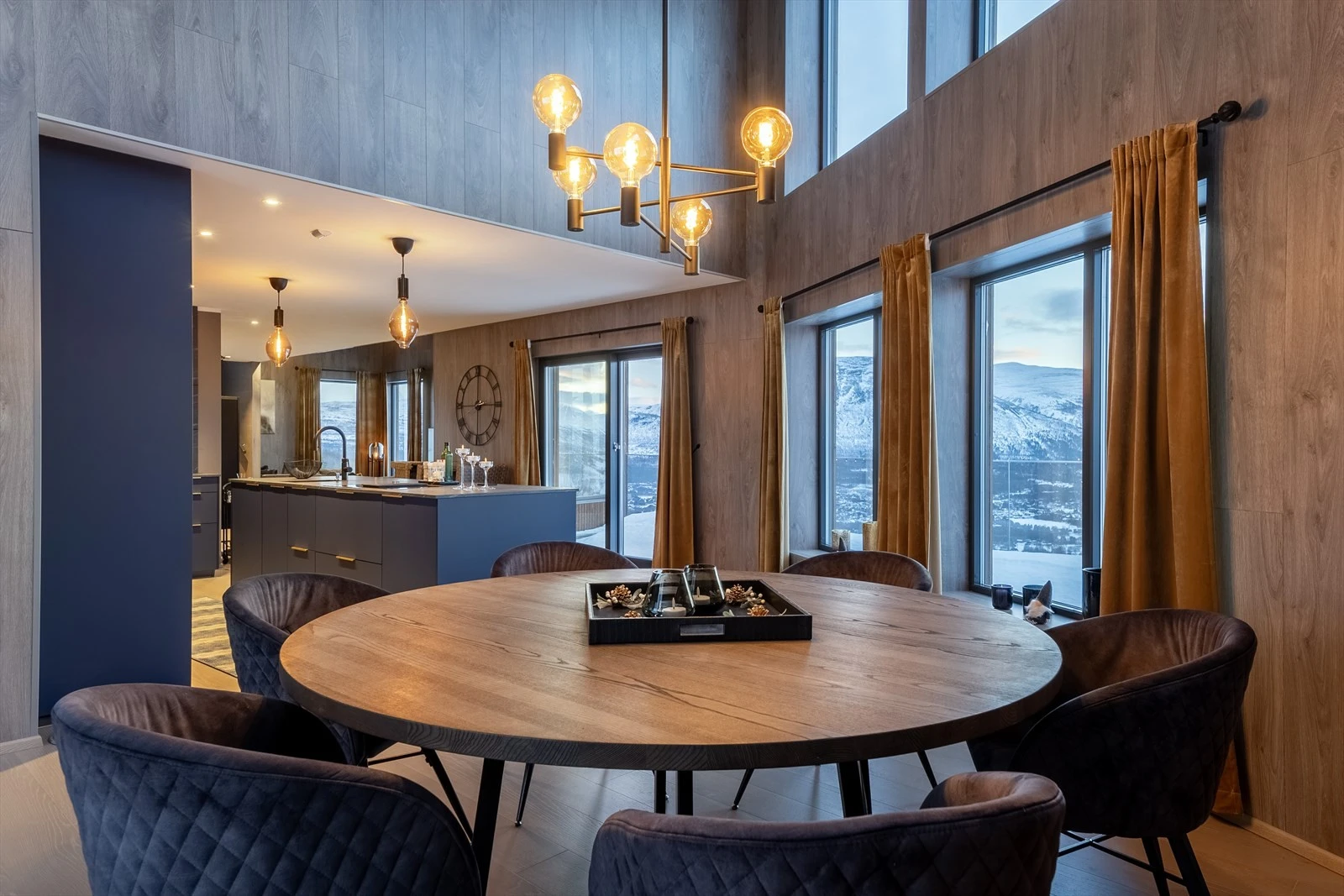 Spisestue (1. etasje) Galleribilde