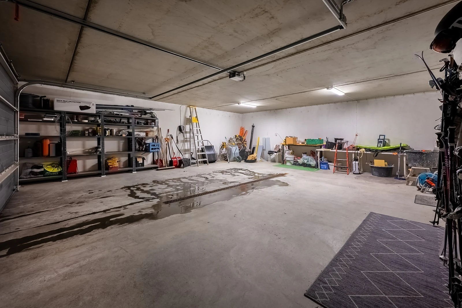 Romslig garasje (sokkeletasje) Galleribilde