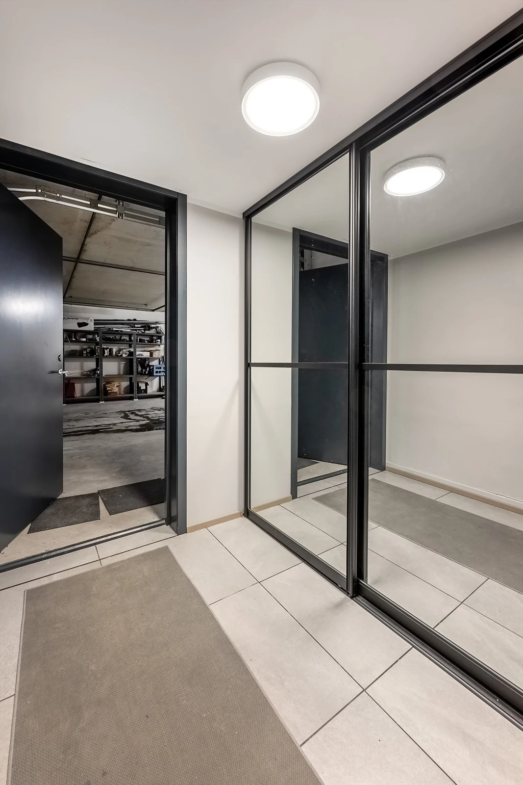 Mellomgang til garasje (sokkeletasje). Romslig garderobeløsning Galleribilde