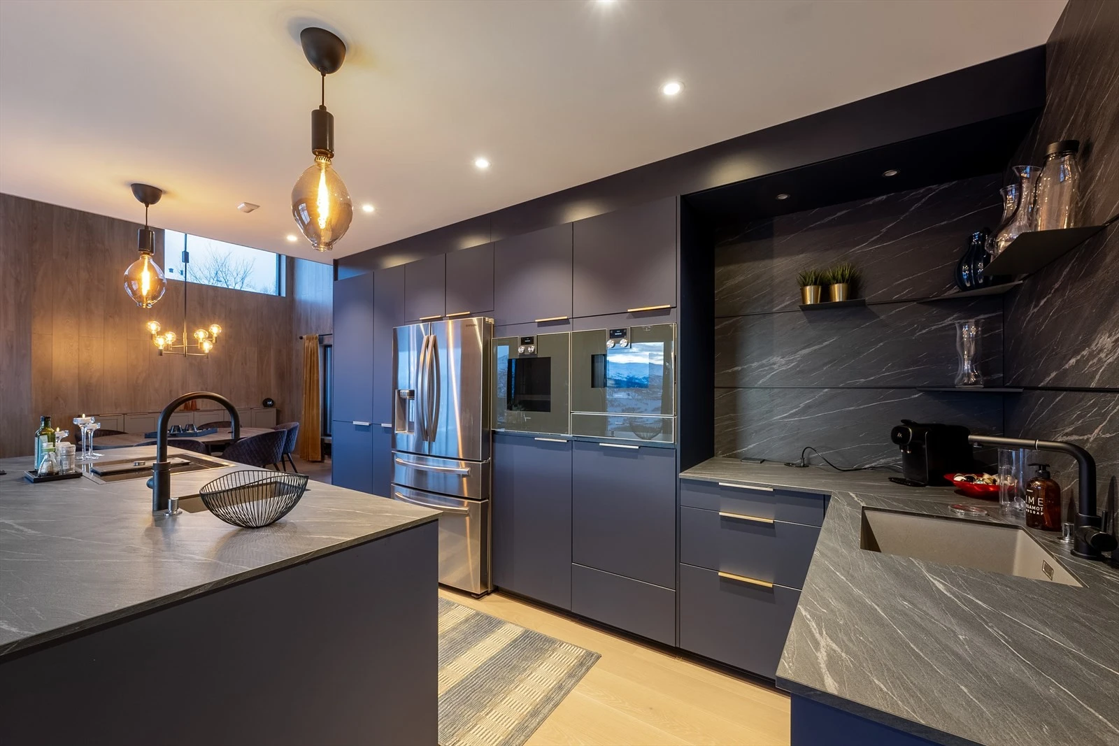 Romslig kjøkken med ekstra vask i kjøkkenøy. Gode tekniske løsninger og utstyr (1. etasje) Galleribilde