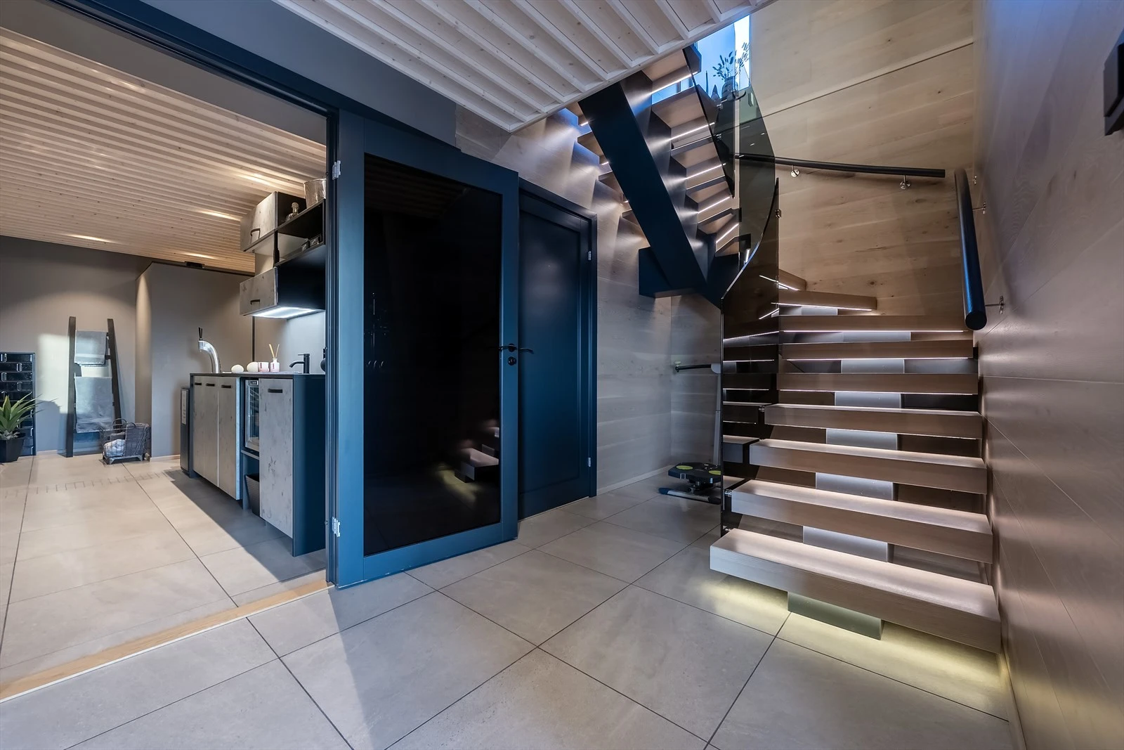 Flott trappeløsning opp til 1. etasje Galleribilde