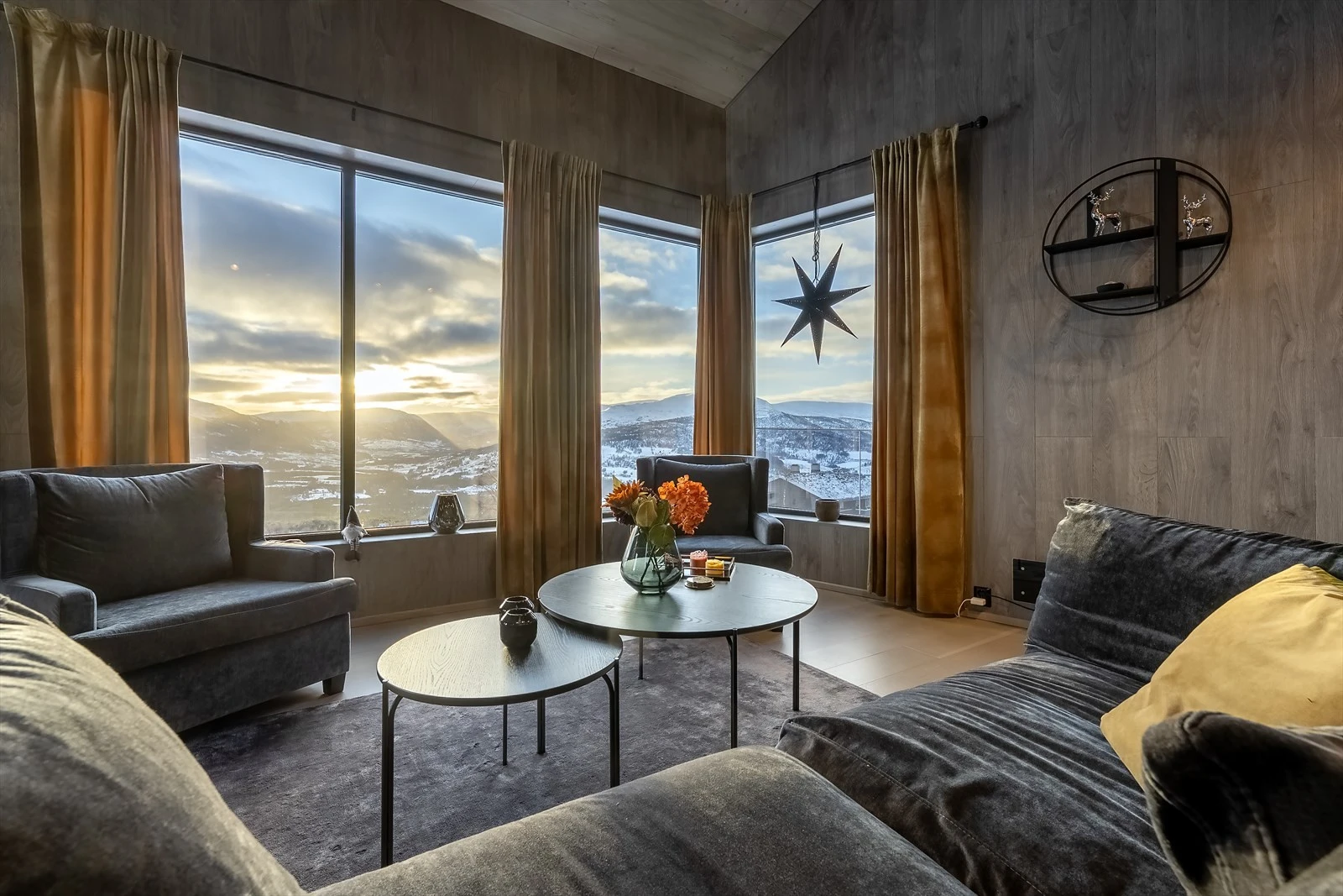 Stue 2 med utsikt mot sør (1. etasje) Galleribilde