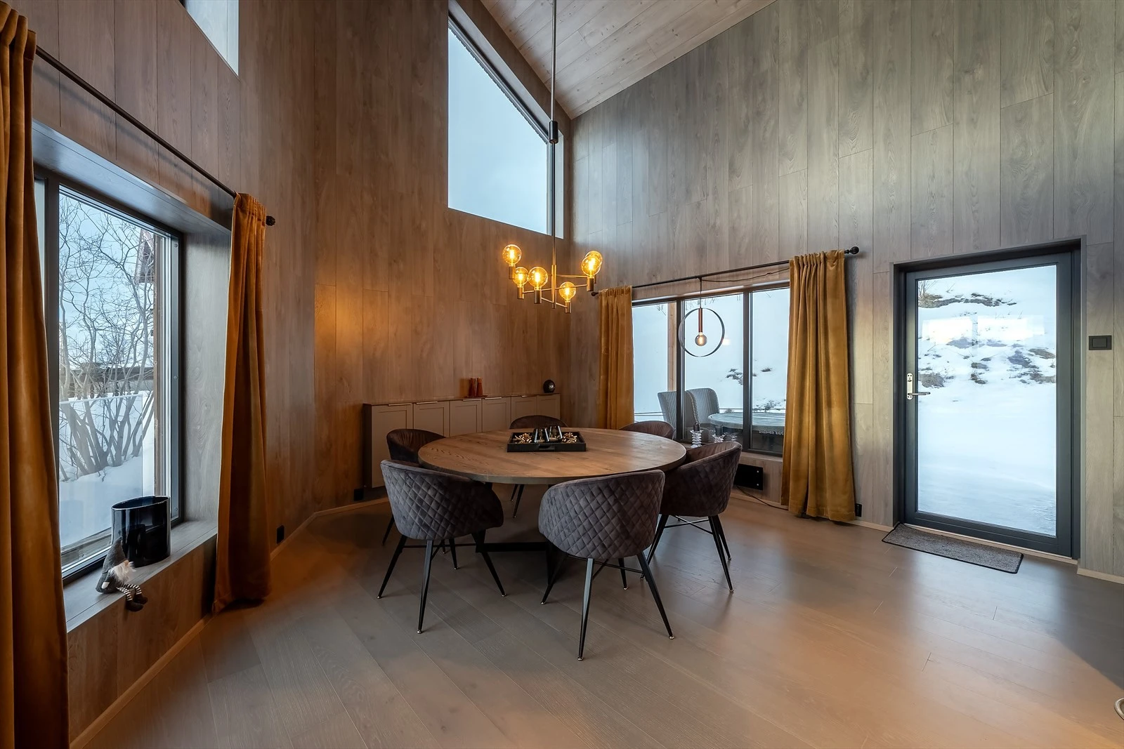 Spisestue (1. etasje) Galleribilde