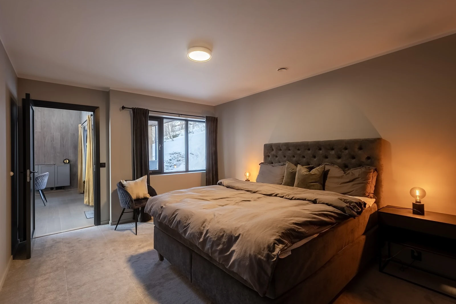 Master bedroom (soverom 3) (1. etasje) Galleribilde