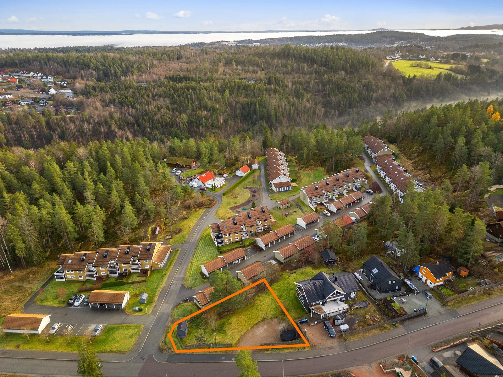 Omrisse av tomten er omtrentlig. Se vedlagte kart fra Asker kommune i salgsoppgaven. Galleribilde