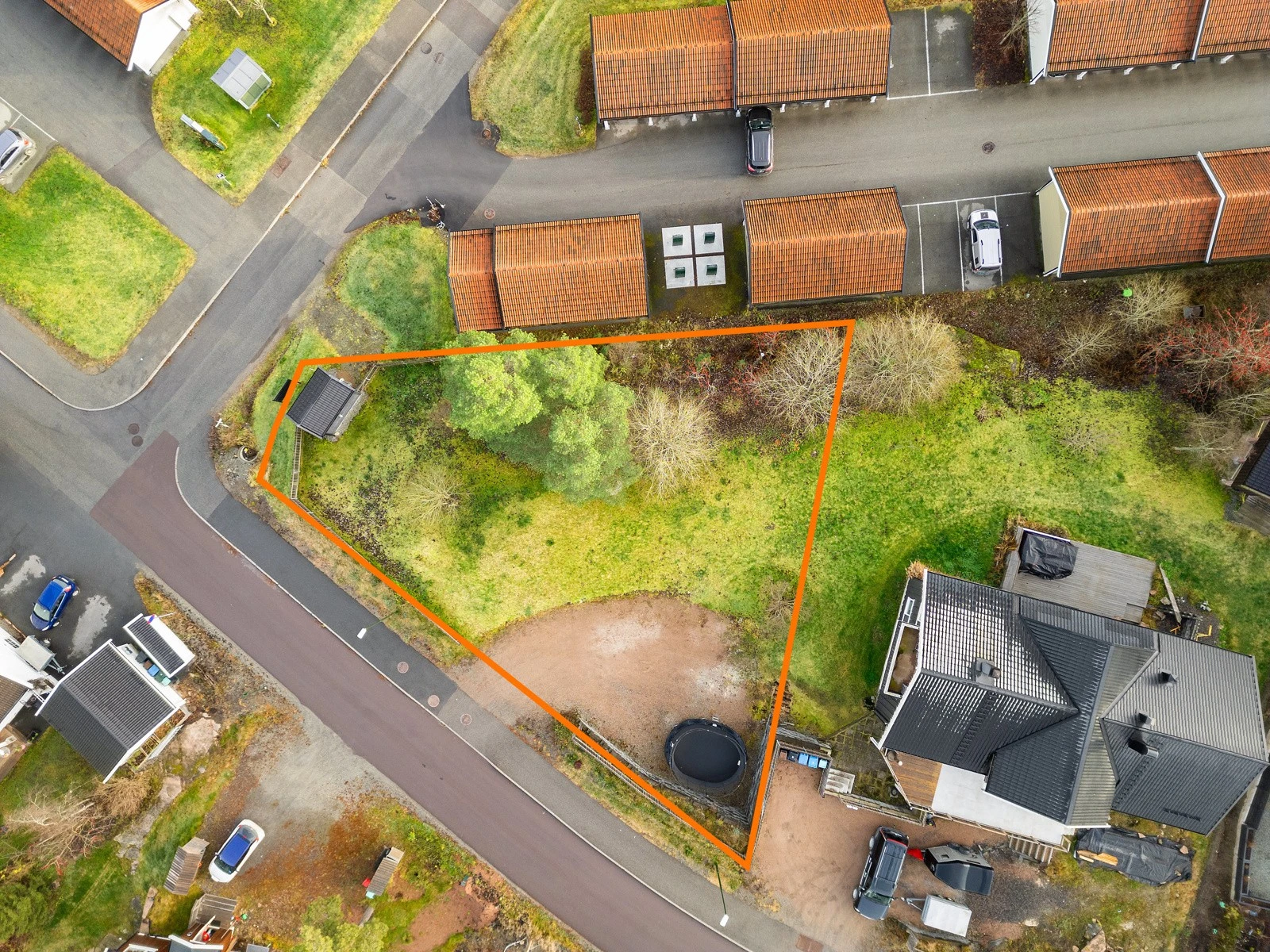 Omrisse av tomten er omtrentlig. Se vedlagte kart fra Asker kommune i salgsoppgaven. Galleribilde