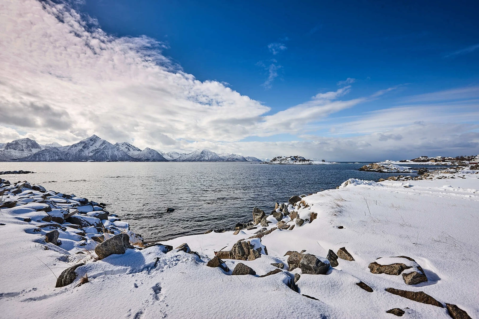 Eiendommen byr på en flott sjøutsikt og gode solforhold. Galleribilde