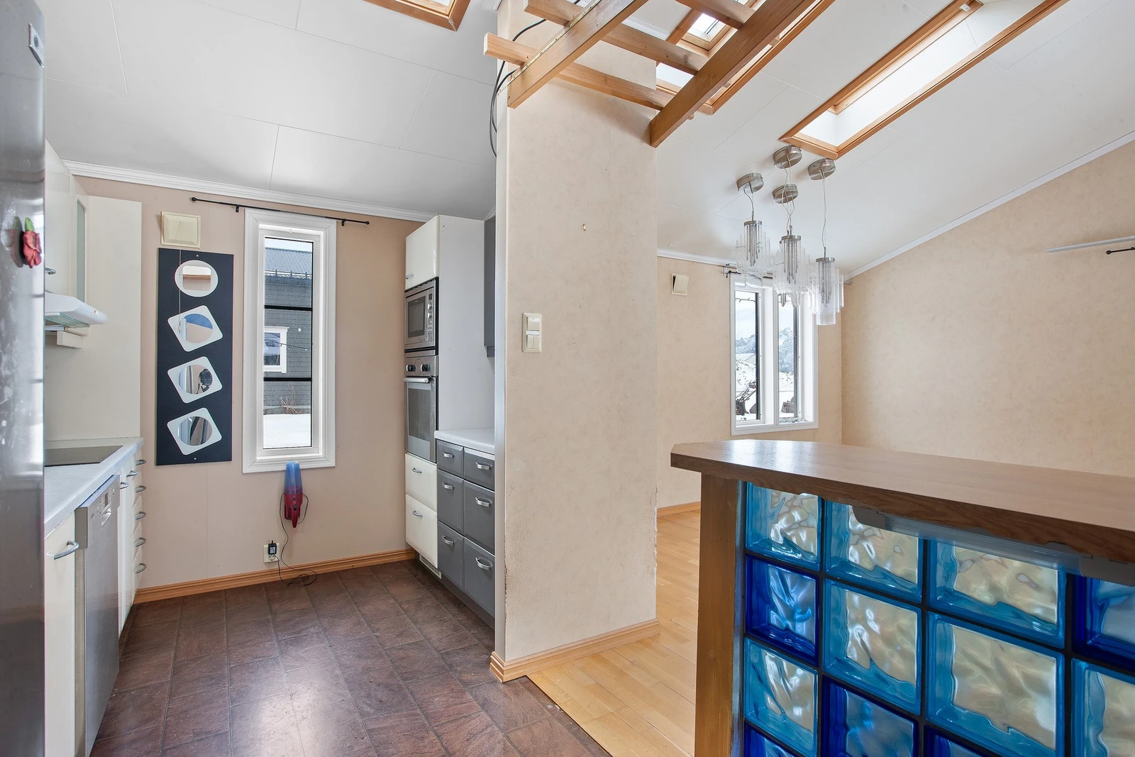 Oppvaskmaskin, komfyr, Micro, platetopp og kjøl/frys medfølger. Galleribilde