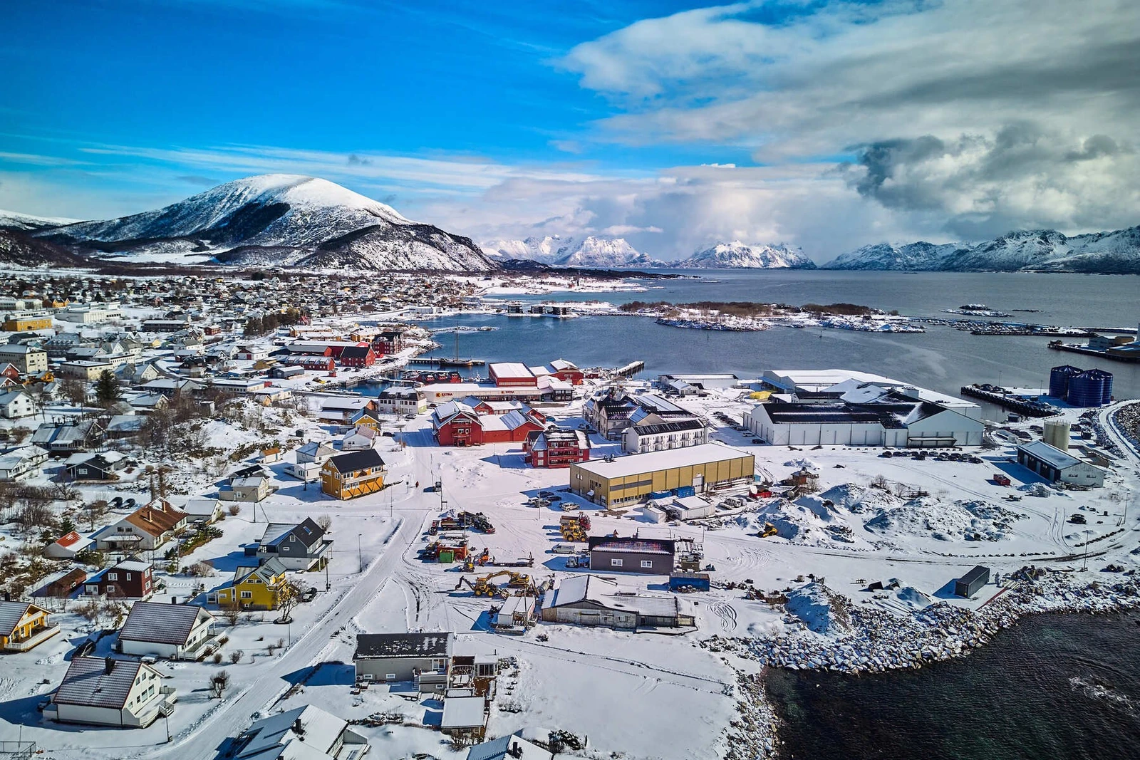 Eiendommen har en attraktiv og sentral beliggenhet i Sjøgata, med gangavstand til sentrum. Galleribilde