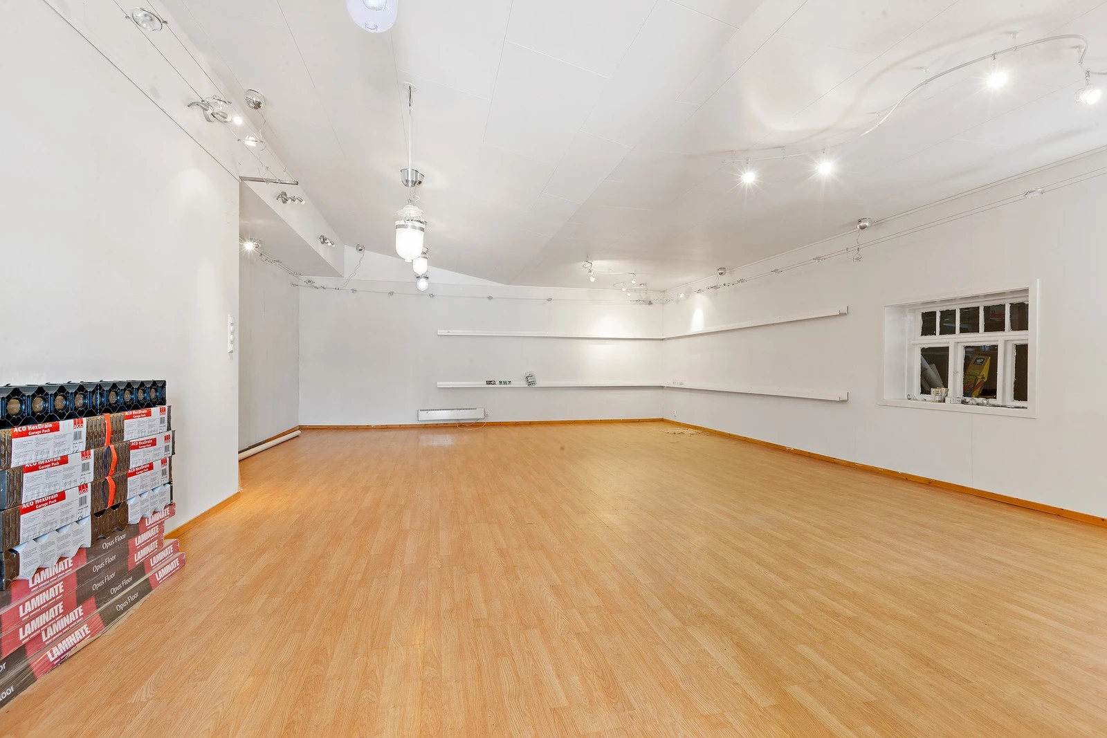 Lyst og romslig atelier med høyt under taket - et kreativt verksted der ideer får plass til å vokse Galleribilde