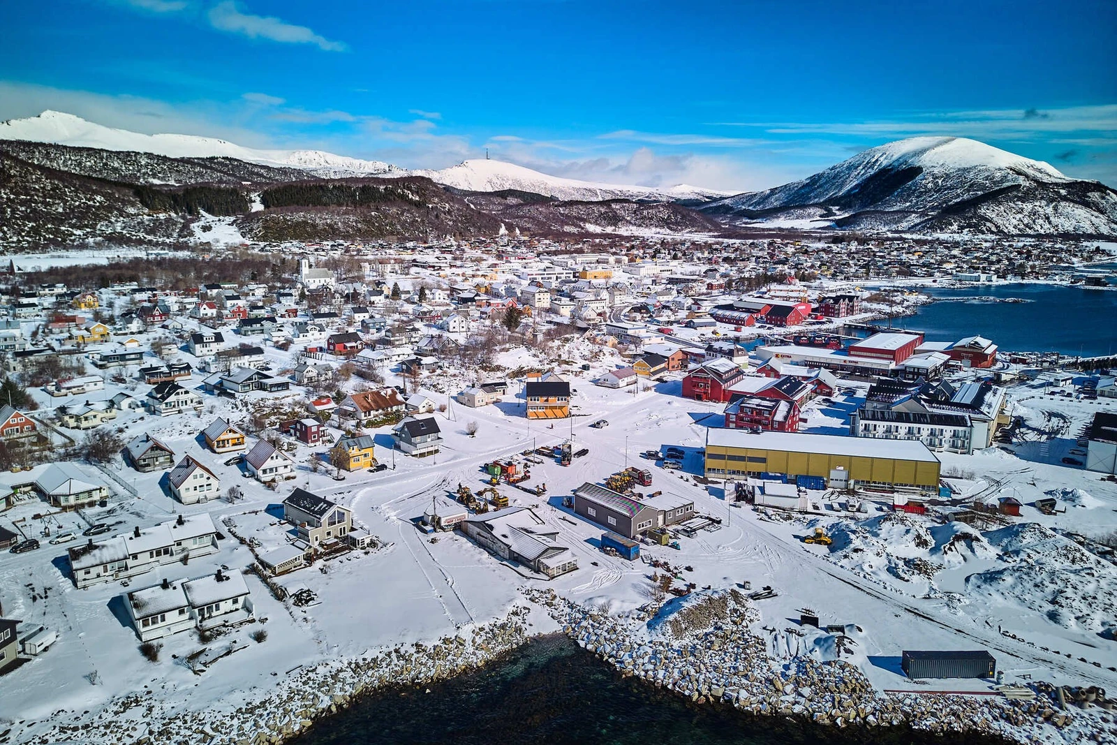 I sentrum finner du diverse butikker, dagligvare forretninger og kafe, samt kort vei til skole og barnehage. Galleribilde