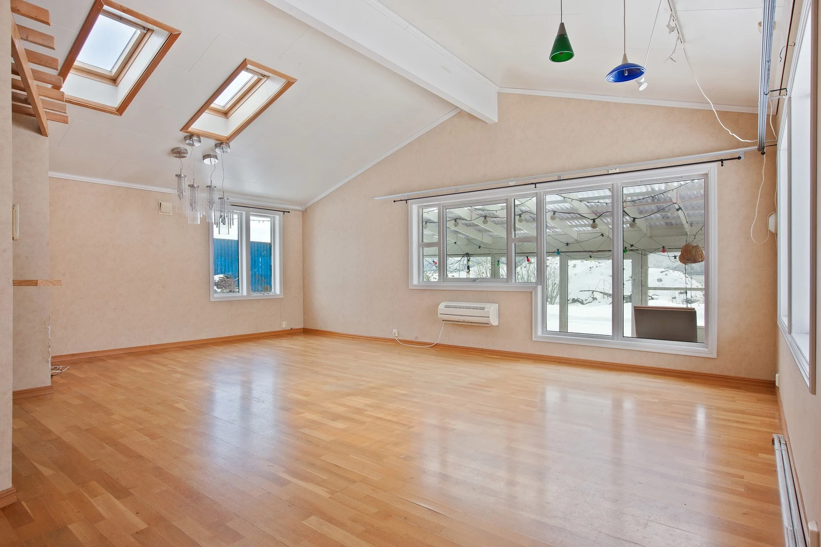 Stor stue med god takhøyde som gir en god romfølelse. Varmepumpen gir en lun og fin varme. Galleribilde