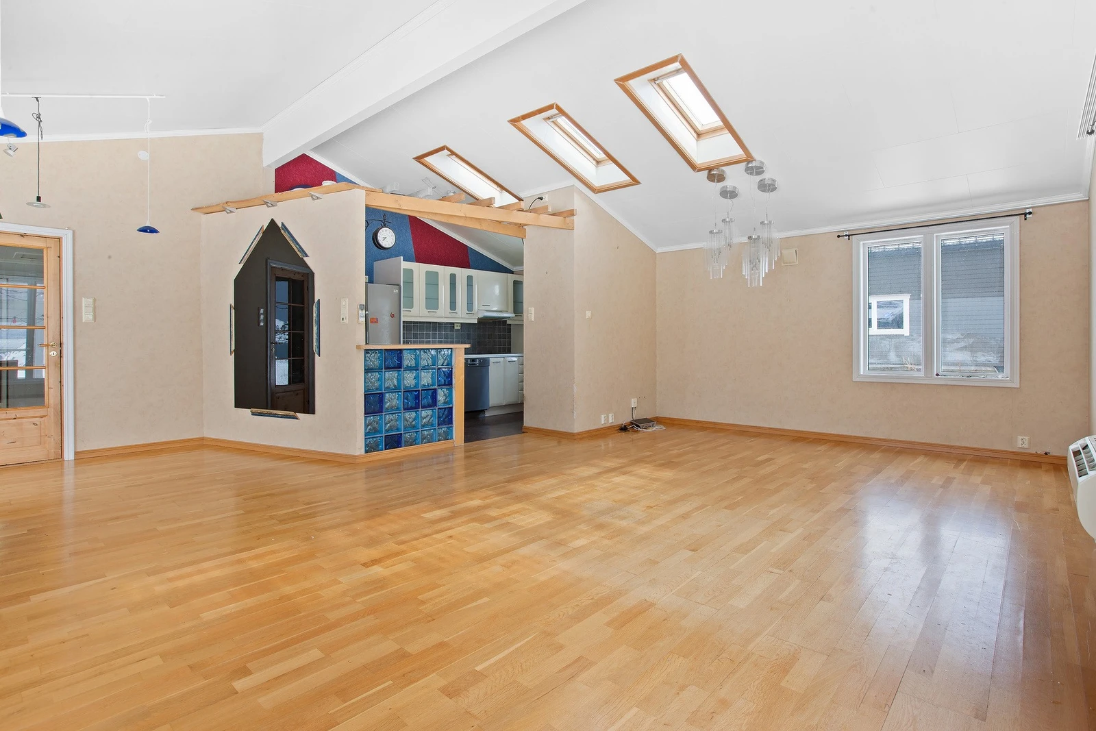 Åpen stue kjøkken løsning. Galleribilde