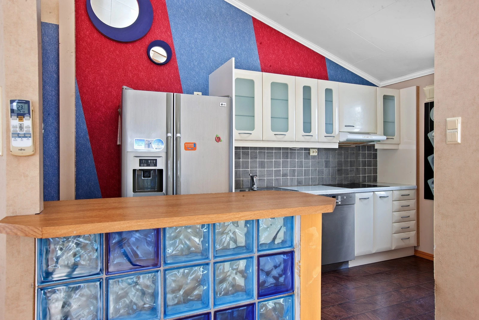 Kjøkken har lys innredning med slette fronter. Galleribilde