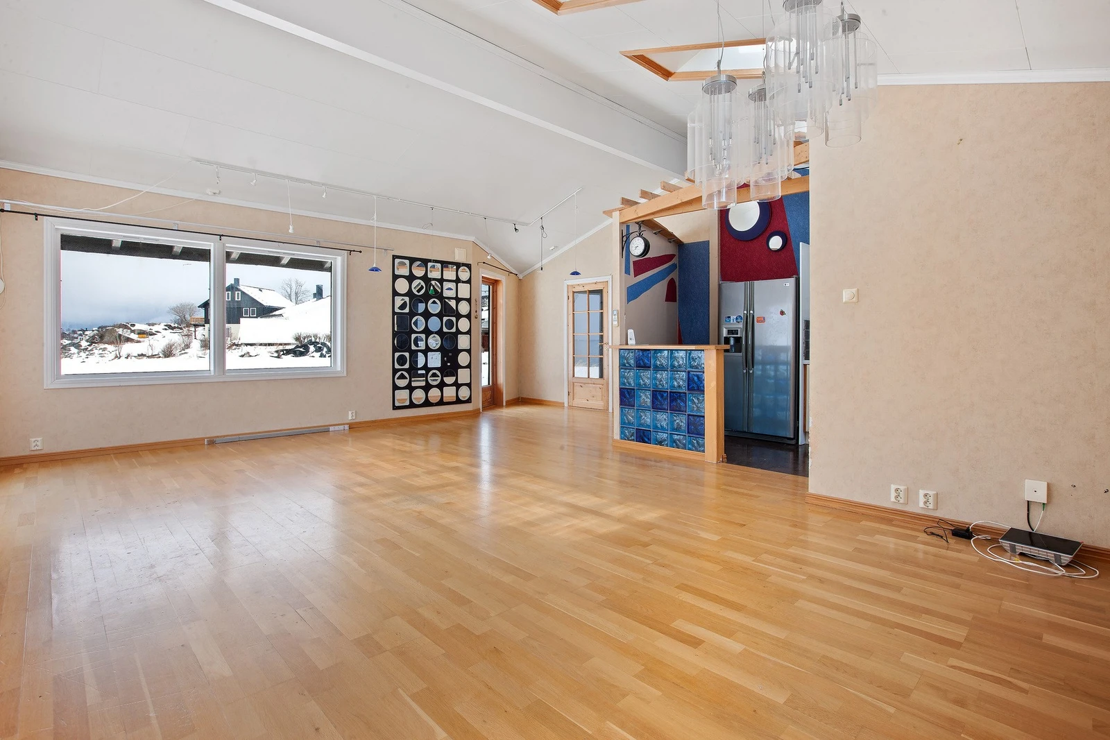 Fra stuen er det utgang til uteområde. Galleribilde