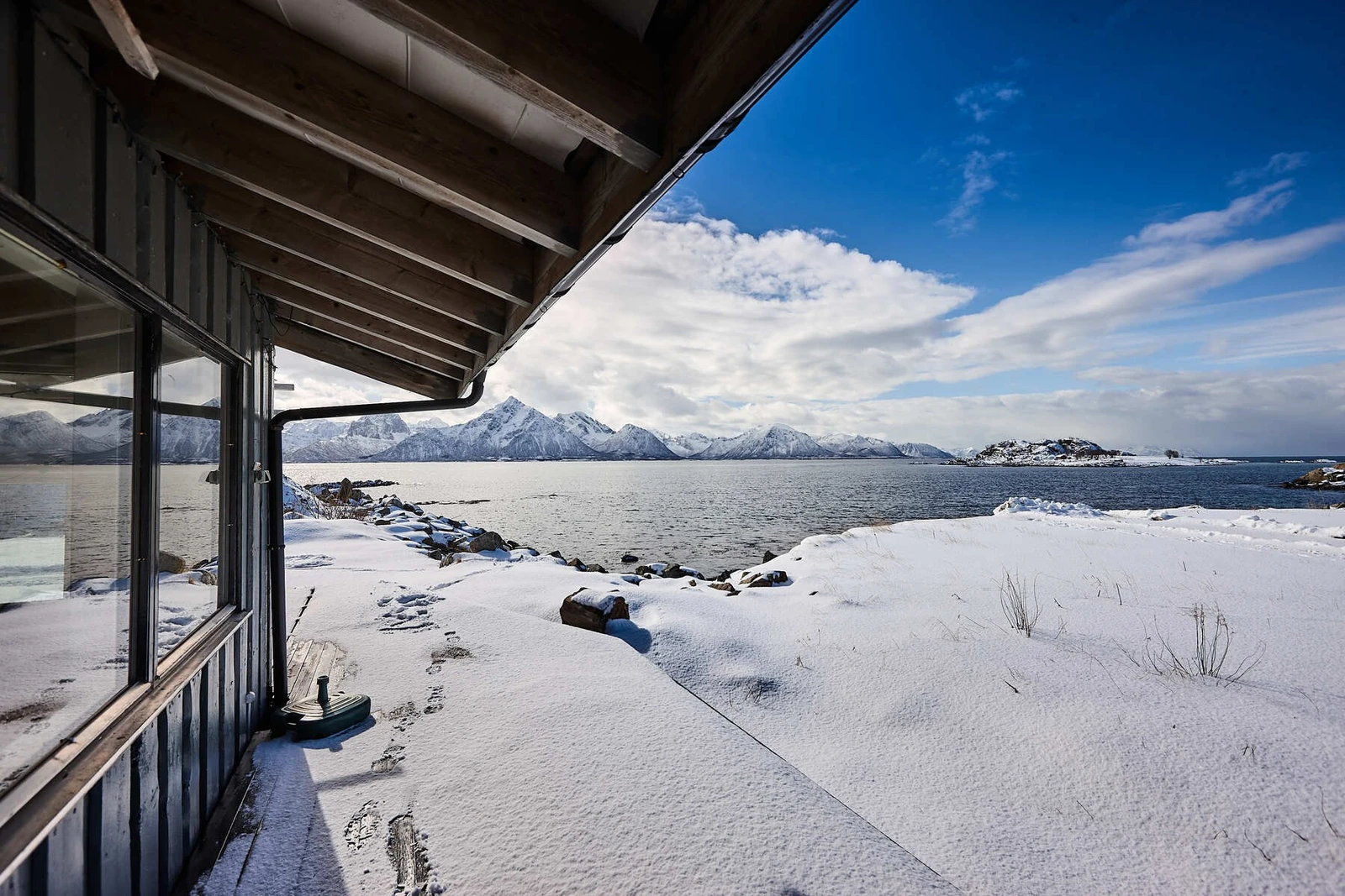 Eiendommen er beliggende helt nede i sjøkanten på Melbu. Galleribilde