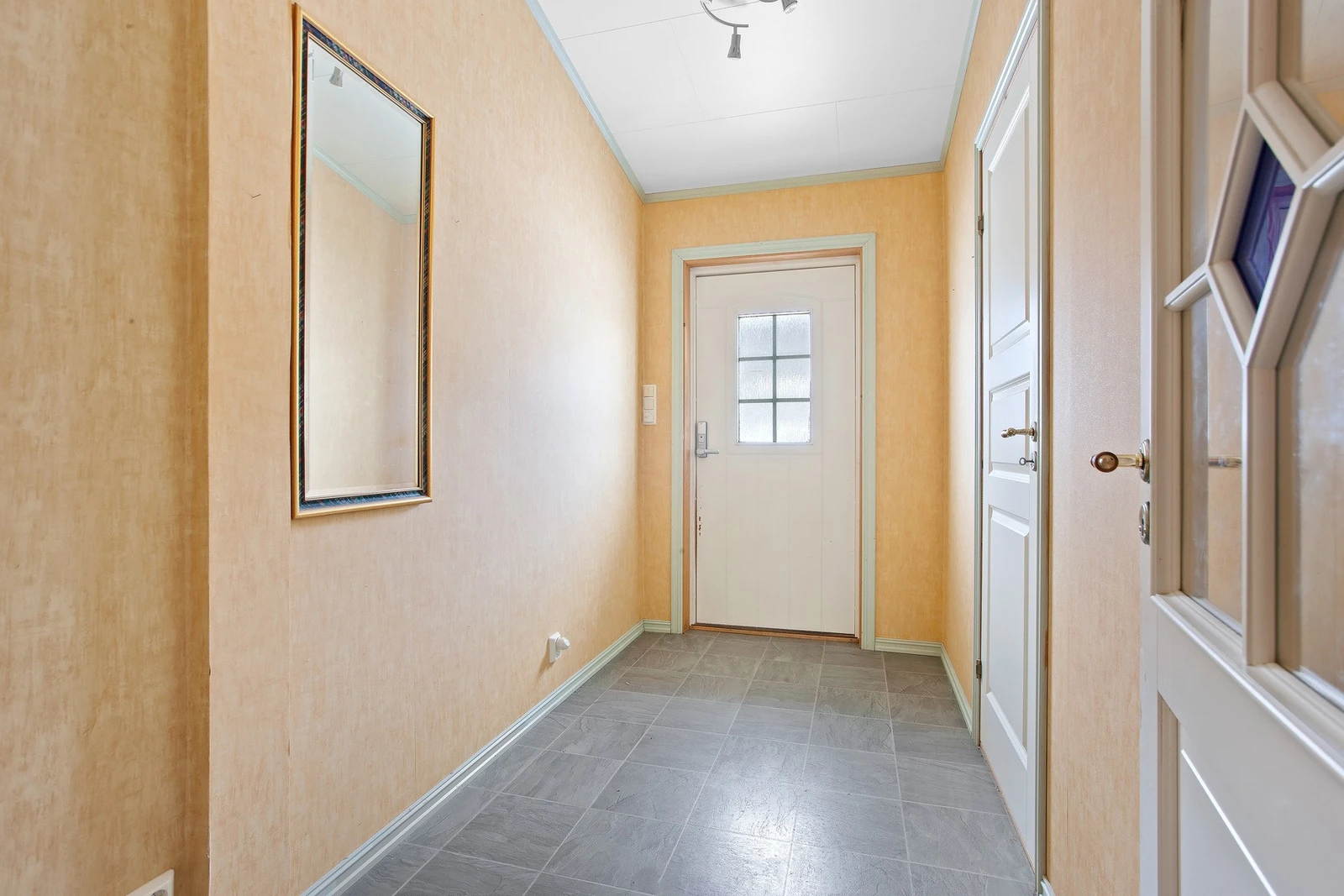 Romslig gang , soverommet finner du til høyre. Galleribilde