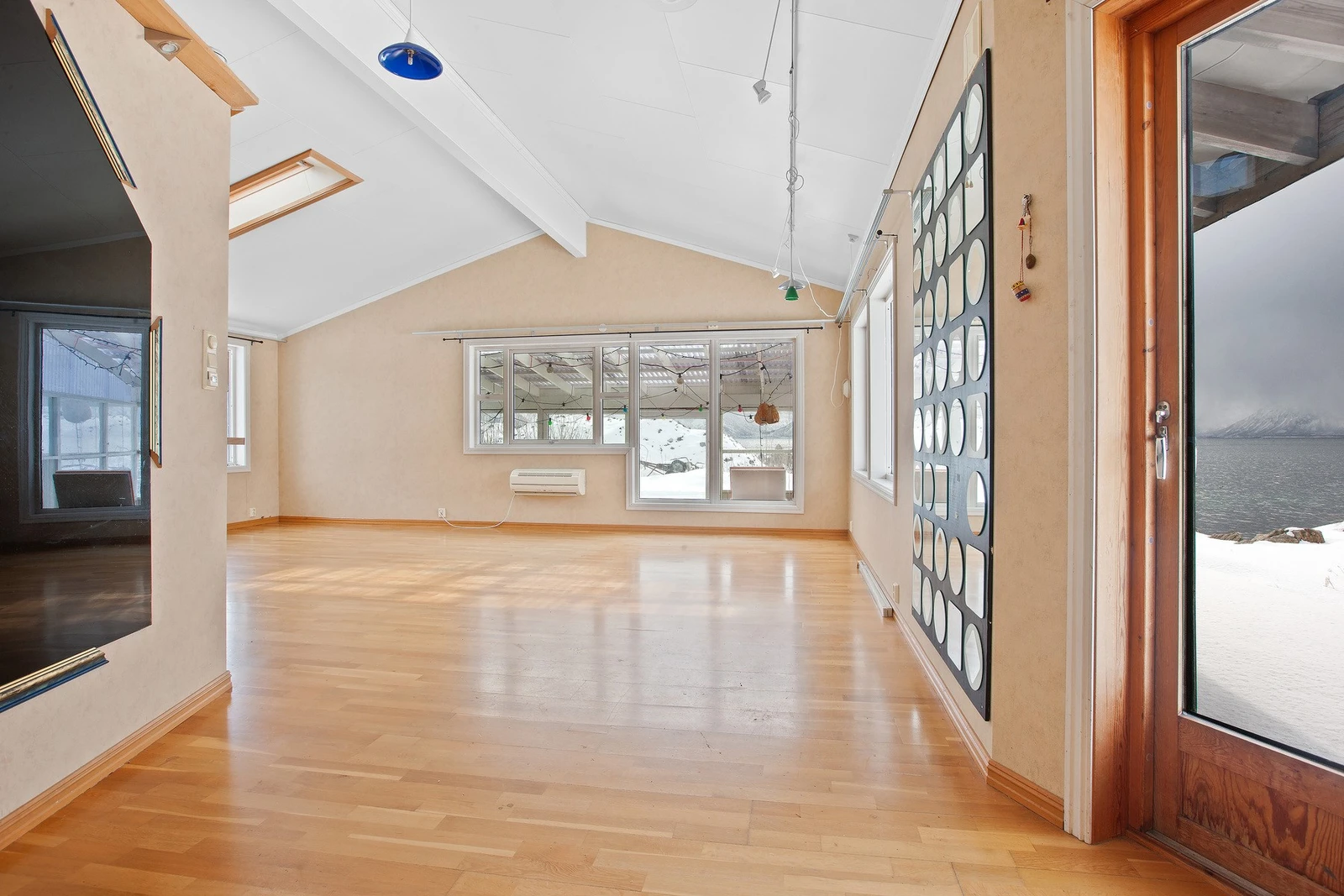 Stuen har store vindusflater som gir rikelig med lysinnslipp. Galleribilde