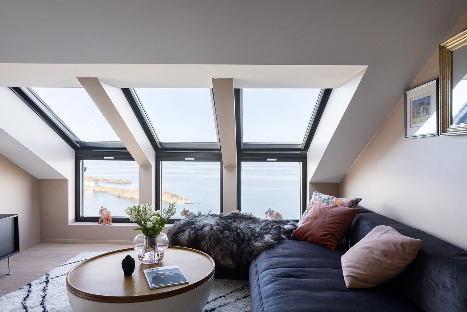 I boligens 2. etasje finner du en innbydende og sjarmerende loftsstue med store takvinduer som slipper inn rikelig med dagslys og rammer inn en spektakulær utsikt over sjøen. Galleribilde