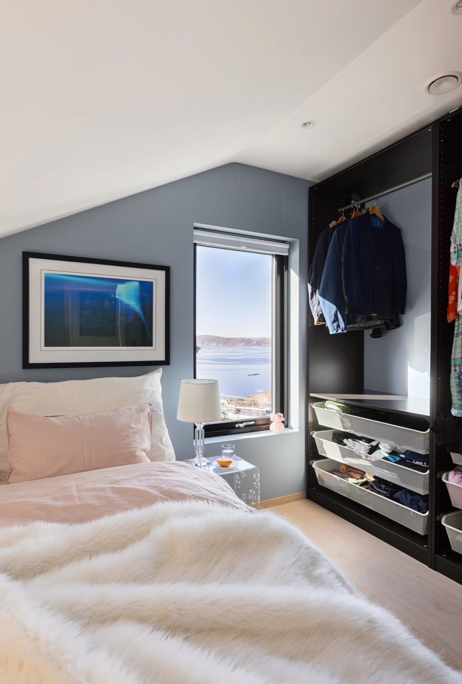 Utsikten mot sjøen kommer virkelig til sin rett fra flere av rommene. Galleribilde