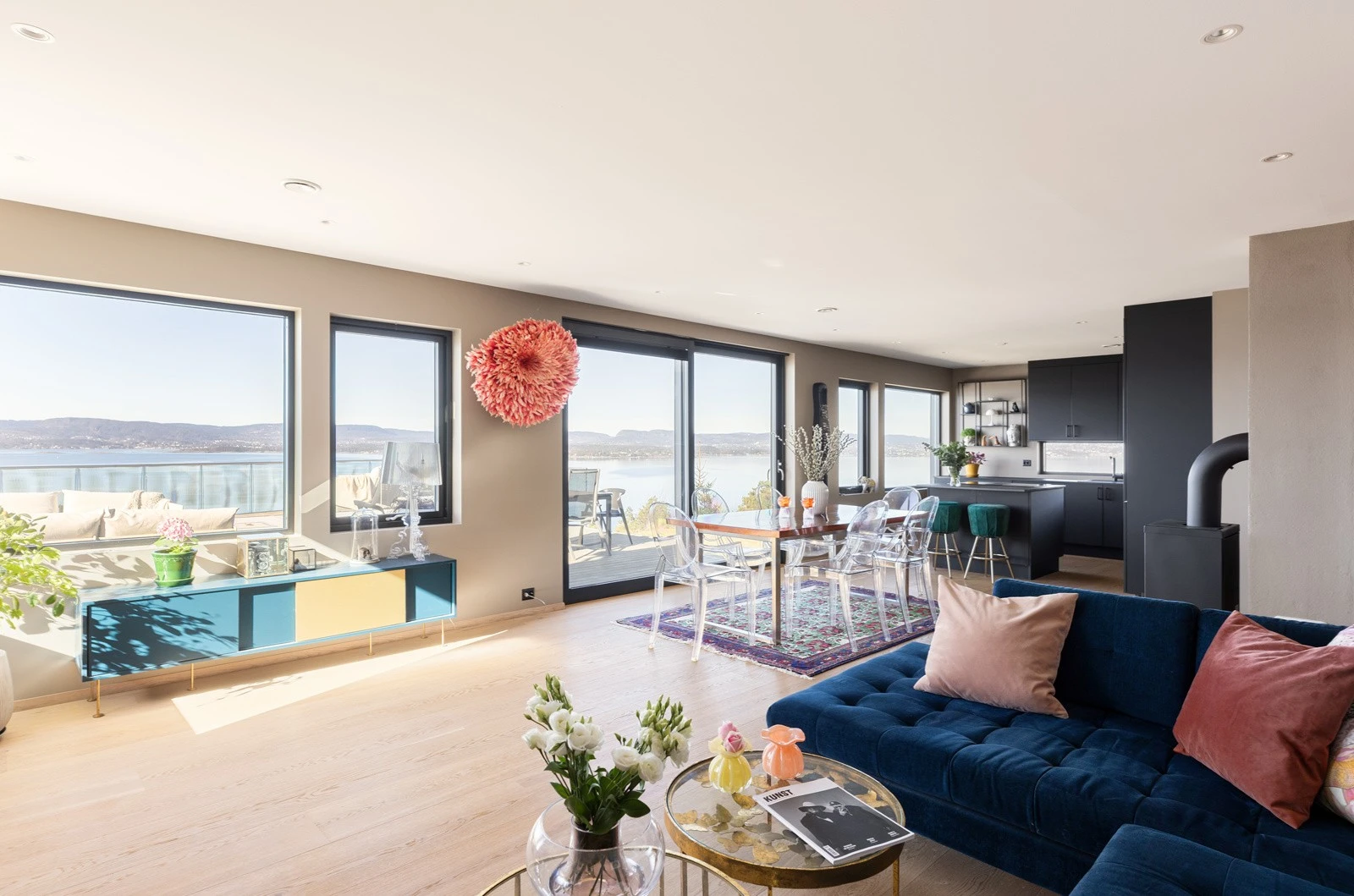 Hovedetasjen har gulvvarme som sørger for lun komfort året rundt, og en åpen, sosial romløsning med sømløs overgang mellom stue, kjøkken og spisestue. Galleribilde