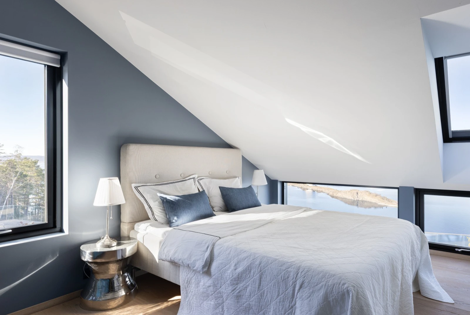 Alle rommene har god plass til både romslig seng og garderobeløsning. Galleribilde