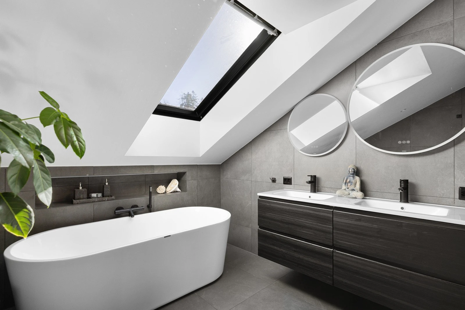 Baderommet i etasjen holder en gjennomgående moderne og stilren standard, med delikate grå fliser fra Modena på både gulv og vegger. Galleribilde