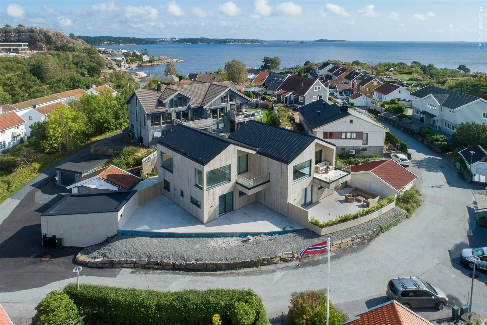 Moderne bolig med fantastisk sjøutsikt, beliggende i et idyllisk nabolag nær sjøen. Galleribilde