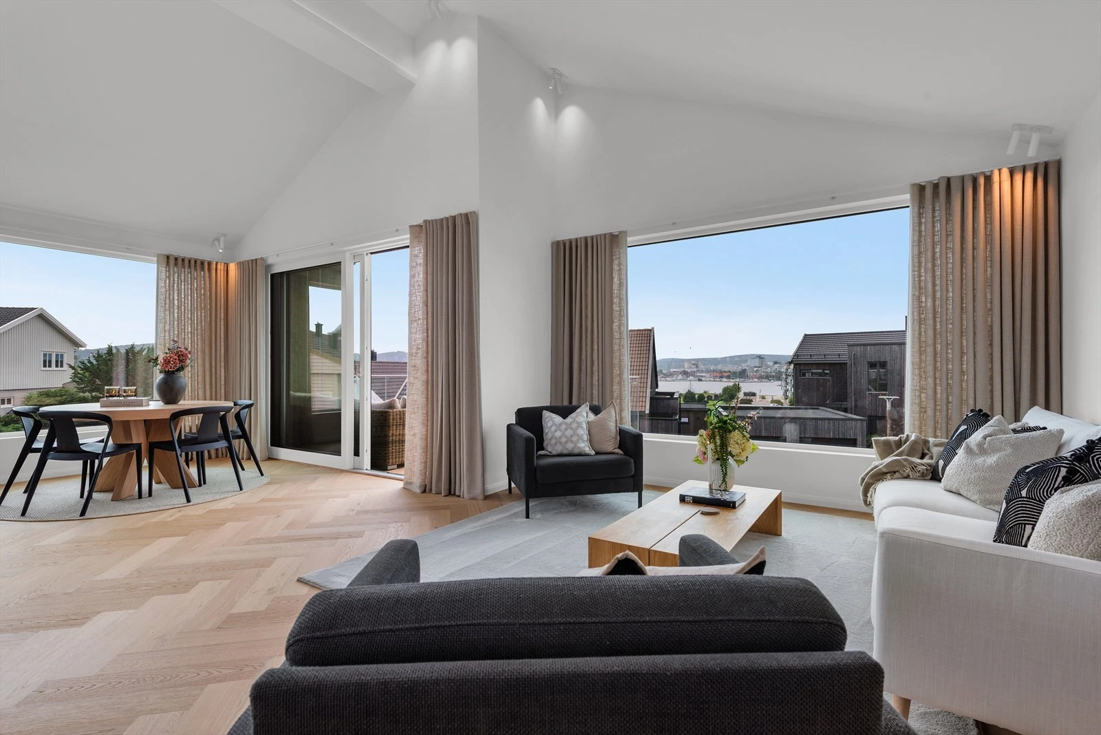 Lys og romslig stue med store vinduer som gir panoramautsikt over nærområdet. Perfekt for avslapning og sosiale sammenkomster. Galleribilde