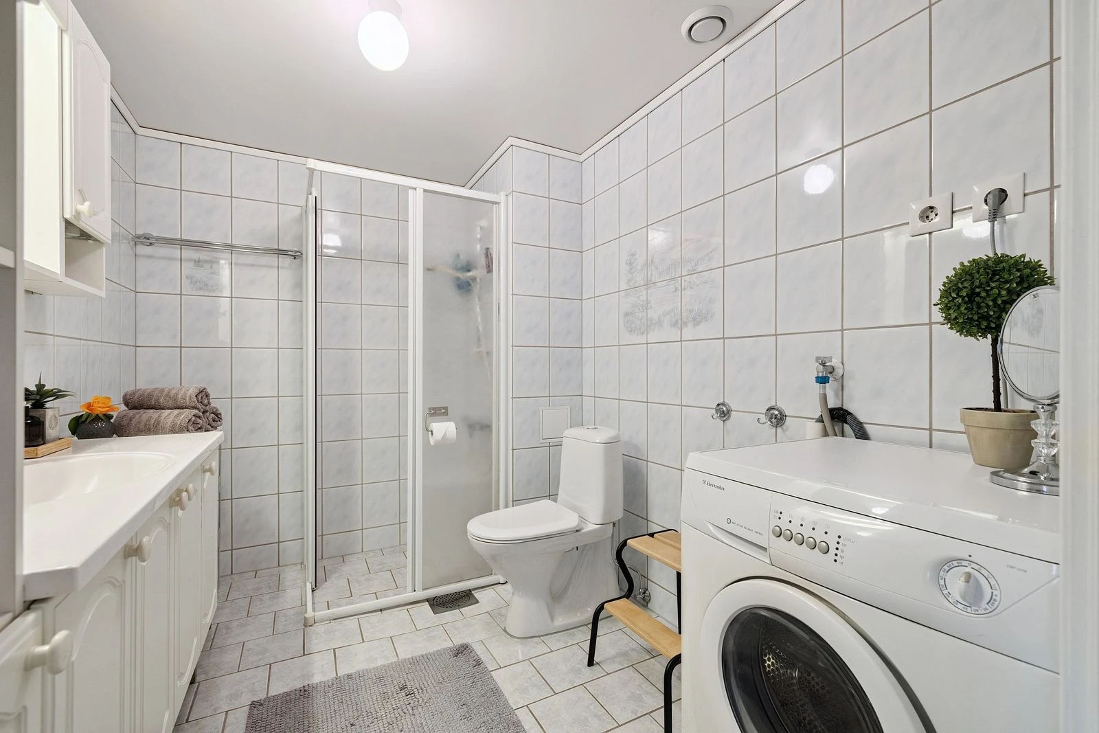 Baderommet har opplegg for vaskemaskin.