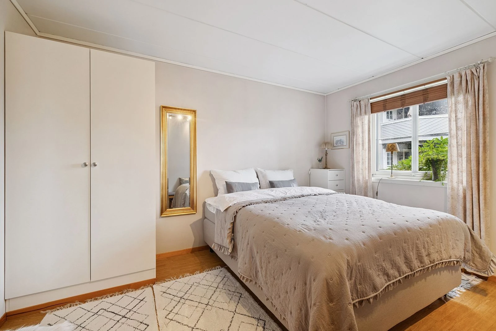 Soverom 1 - Meget god størrelse til både dobbeltseng, nattbord og garderobe.