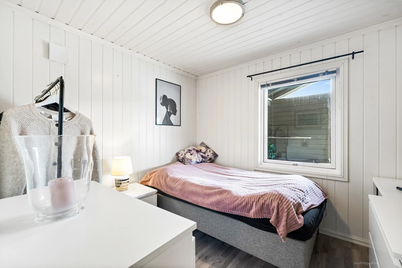 Lys og innbydende soverom med moderne innredning og naturlig lysinnslipp.