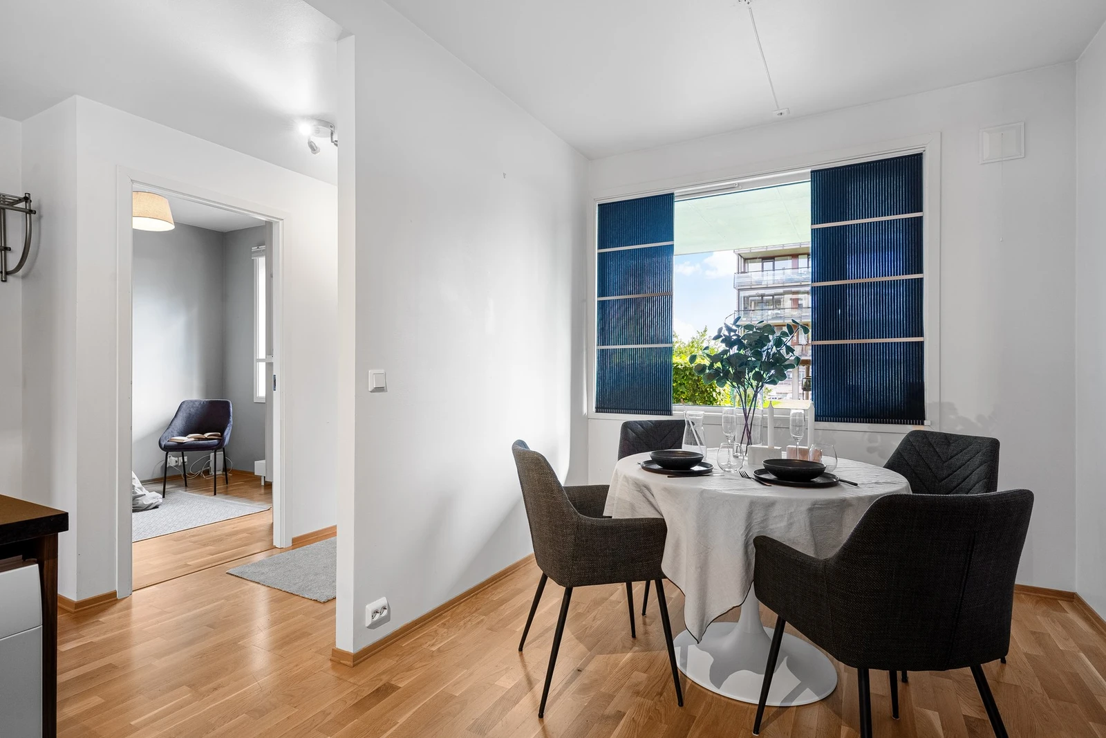 Romslig spisesone med plass til spisebord. Galleribilde