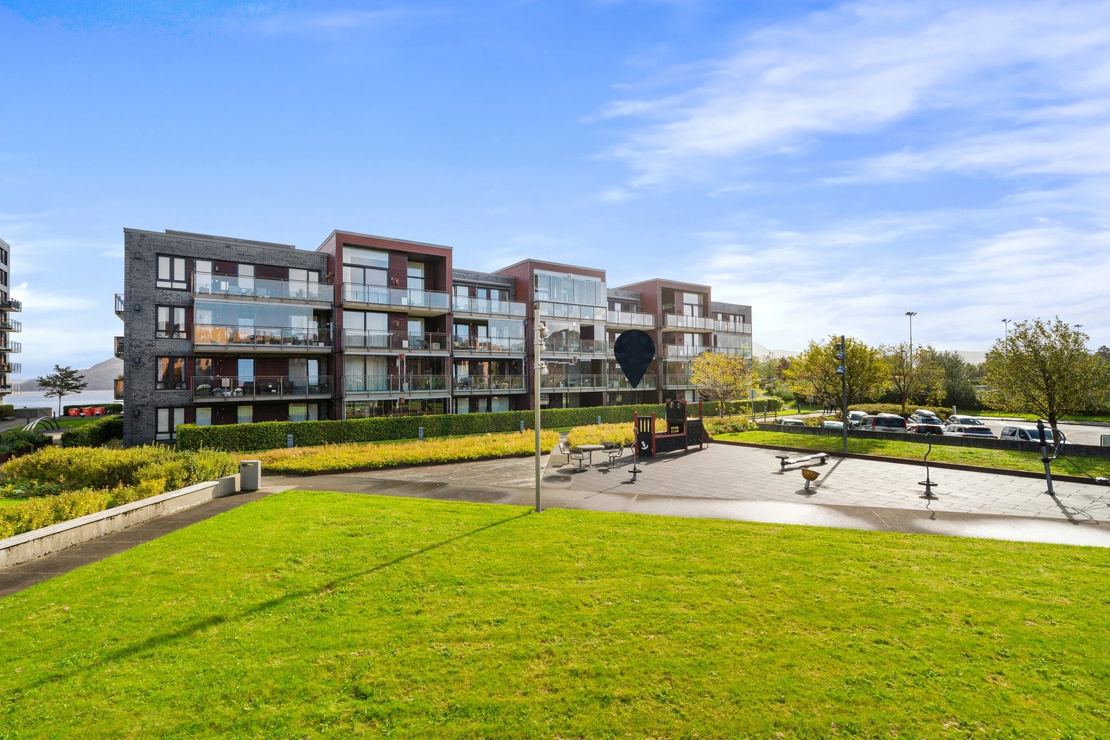 Fast parkeringsplass i garasje, mulighet for el-bil lader. Ekstern bod på 5 kvm. Galleribilde