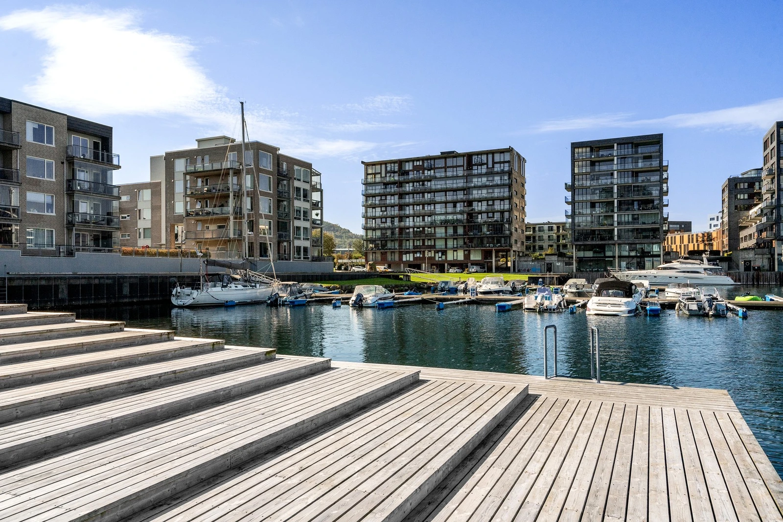 Både Stavanger og Sandnes ligger en liten kjøretur unna, og kan friste med alle typer forretninger, hyggelige spisesteder og kaféer. Galleribilde