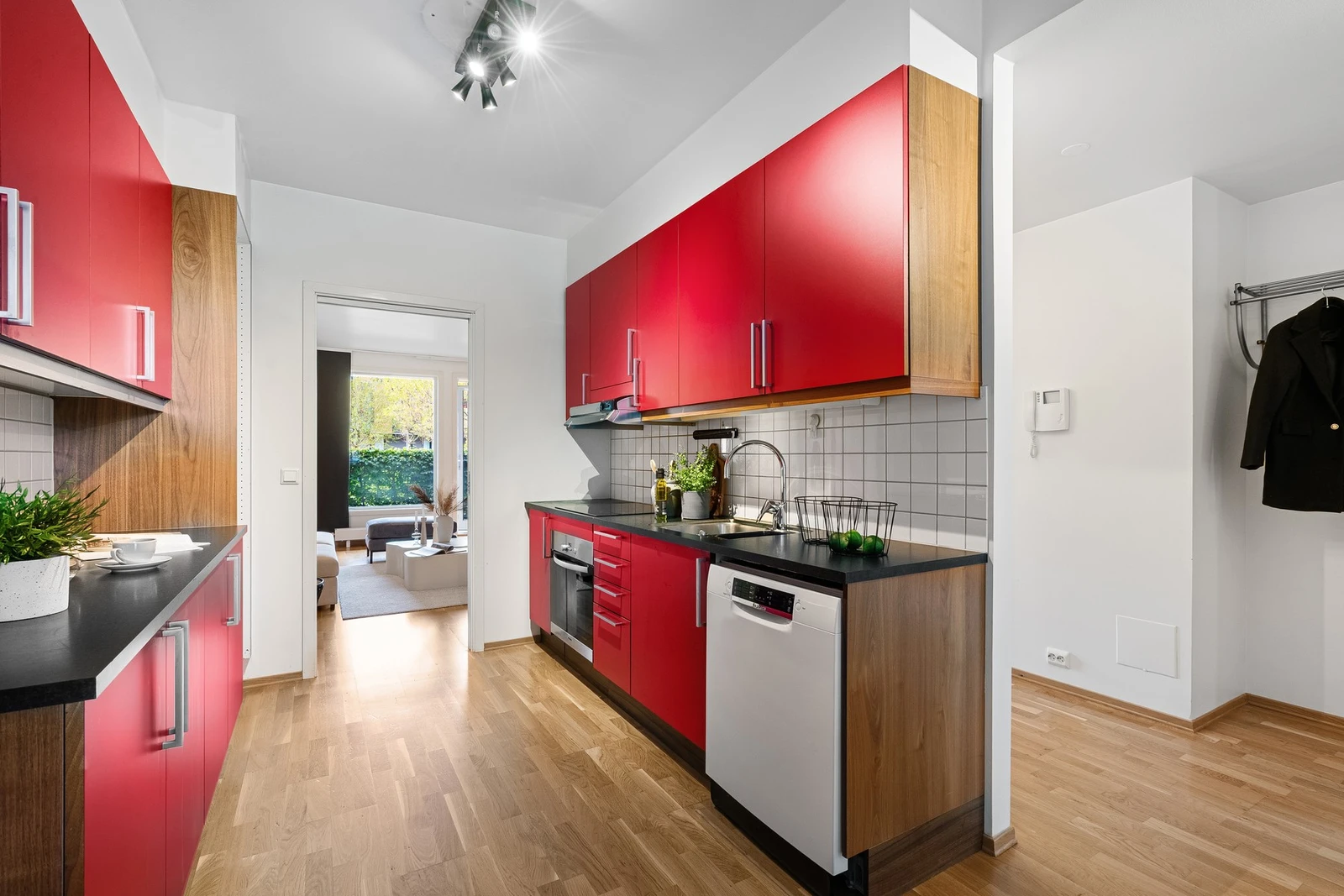 Velustyrt kjøkken med integrert komfyr og platetopp. Frittstående oppvaskmaskin. Galleribilde