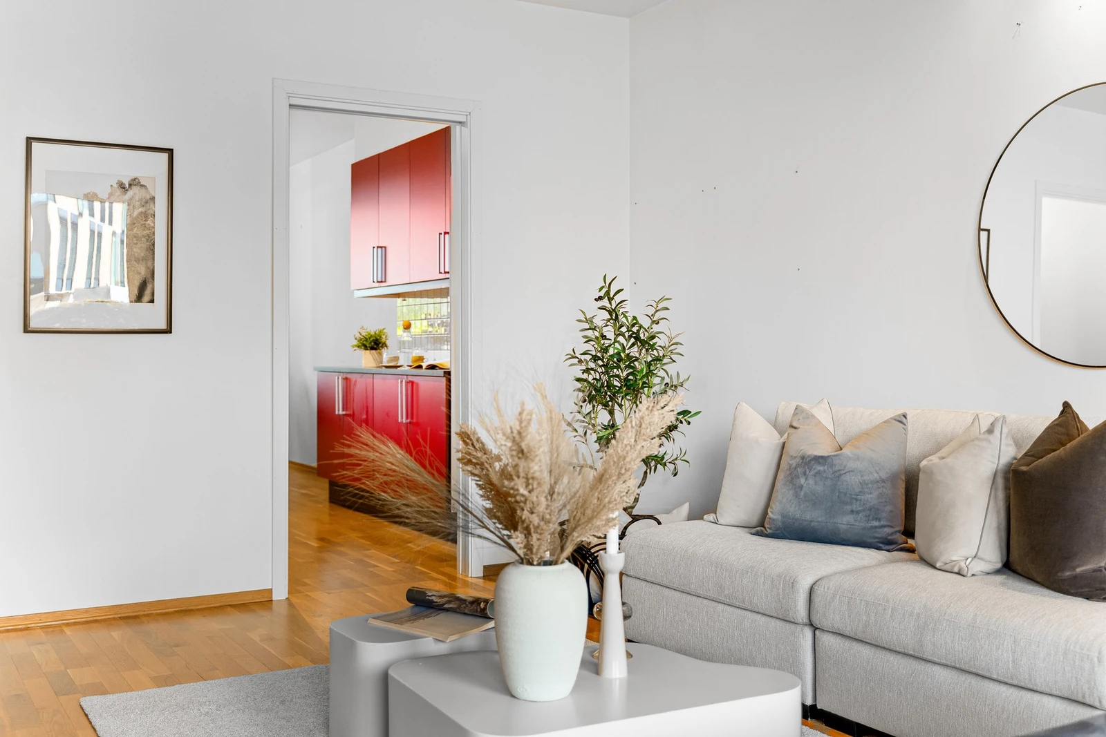 Leiligheten har vannbåren varme som gir behagelig inneklima. Galleribilde