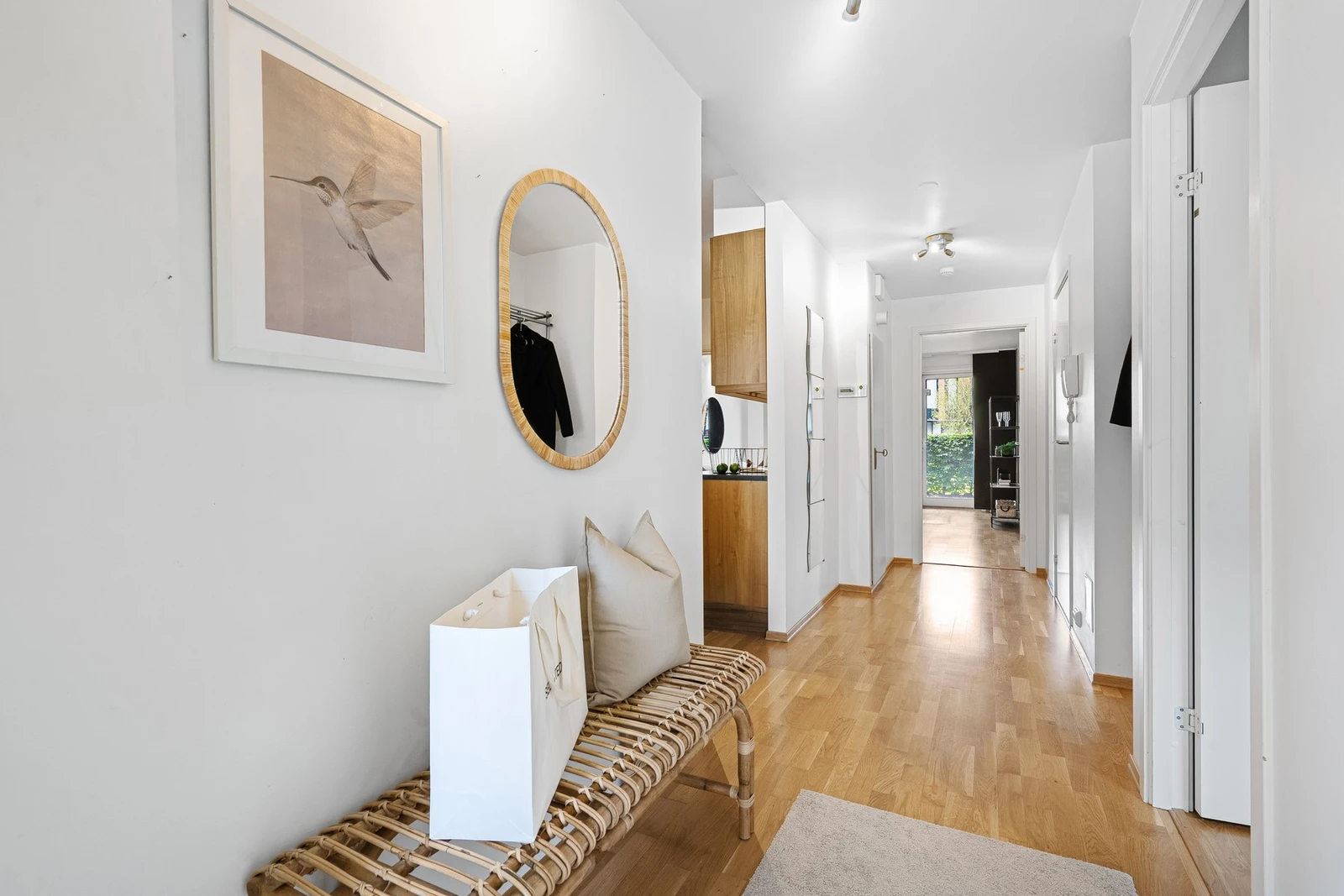 Romslig inngangsparti med plass til oppbevaring og enkel tilgang til resten av boligen. Galleribilde